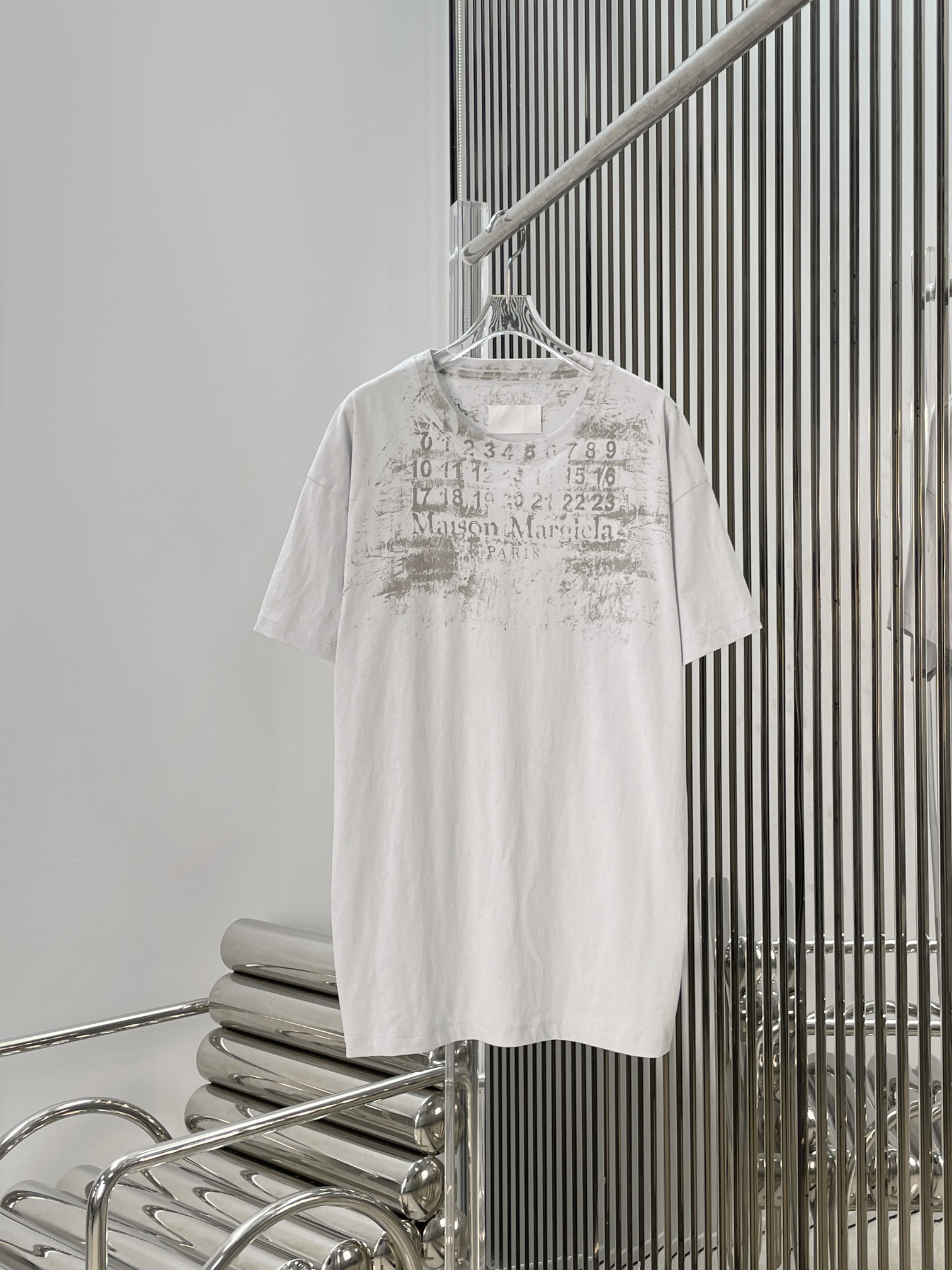 NO:893179,[Love] New style [Love]! The latest MM6 26NEW distressed alphanumeric printed short-sleeved T-shirt. Size: XS SML.,, masion margiela, T-shirt, tees, t-shirt,19860909[爱心]新款[爱心]!最新MM6 26NEW 做旧字母数字印花短袖T恤.尺码:XS SML.,,masion margiela,T-shirt,tees，t-shirt,,Women's clothing