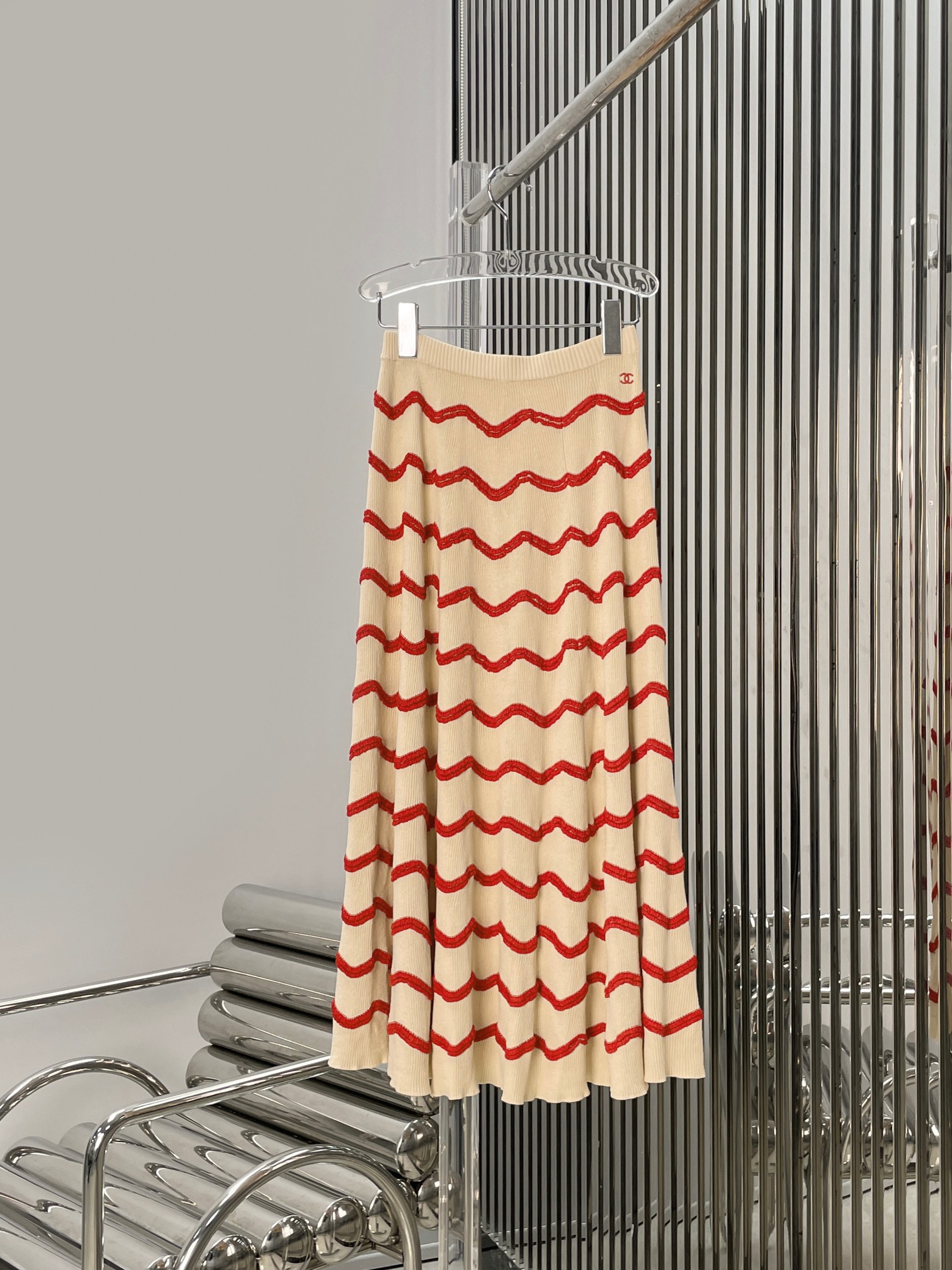 NO:908682,[Love] New style [Love]!  The latest CH 26NEW wavy striped logo embroidered knitted suit, vest + long skirt. Size SML.P,,skirts,19860909[爱心]新款[爱心]！最新CH 26NEW 波浪条纹logo刺绣针织套装,背心+长半裙.尺码SML.P,,skirts,,Women's clothing