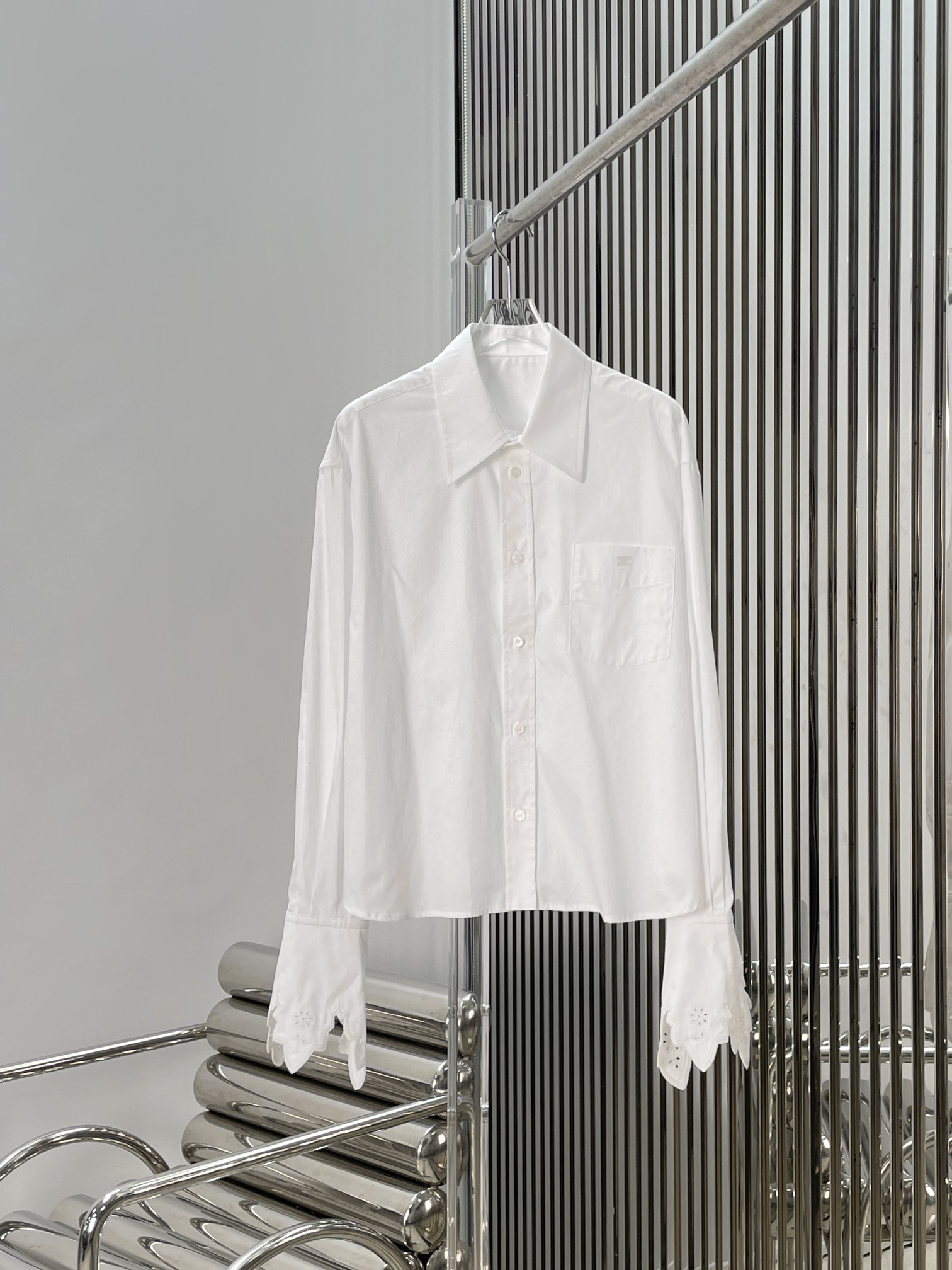 NO:893180,[Love] New style [Love]!  The latest CE 26NEW lace spliced ​​cuffs and lapels long-sleeved shirt. Size XS SML.,,shirts,19860909[爱心]新款[爱心]！最新CE 26NEW 花边拼接袖口翻领长袖衬衫.尺码XS SML.,,shirts,,Women's clothing