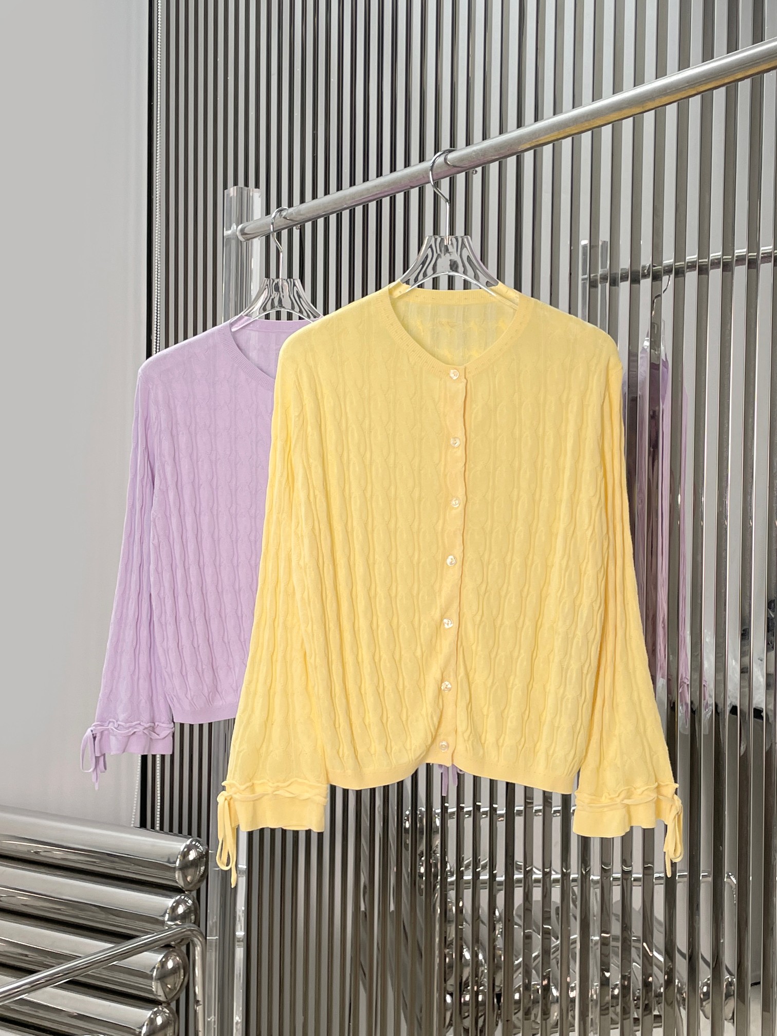 NO:893464,[Love] New style [Love]!  The latest GU 26NEW three-dimensional cable cuff lace long-sleeved knitted cardigan. Color yellow, purple. Size SML.,,19860909[爱心]新款[爱心]！最新GU 26NEW 立体绞花袖口系带长袖针织开衫.颜色黄、紫.尺码SML.,,,Women's clothing