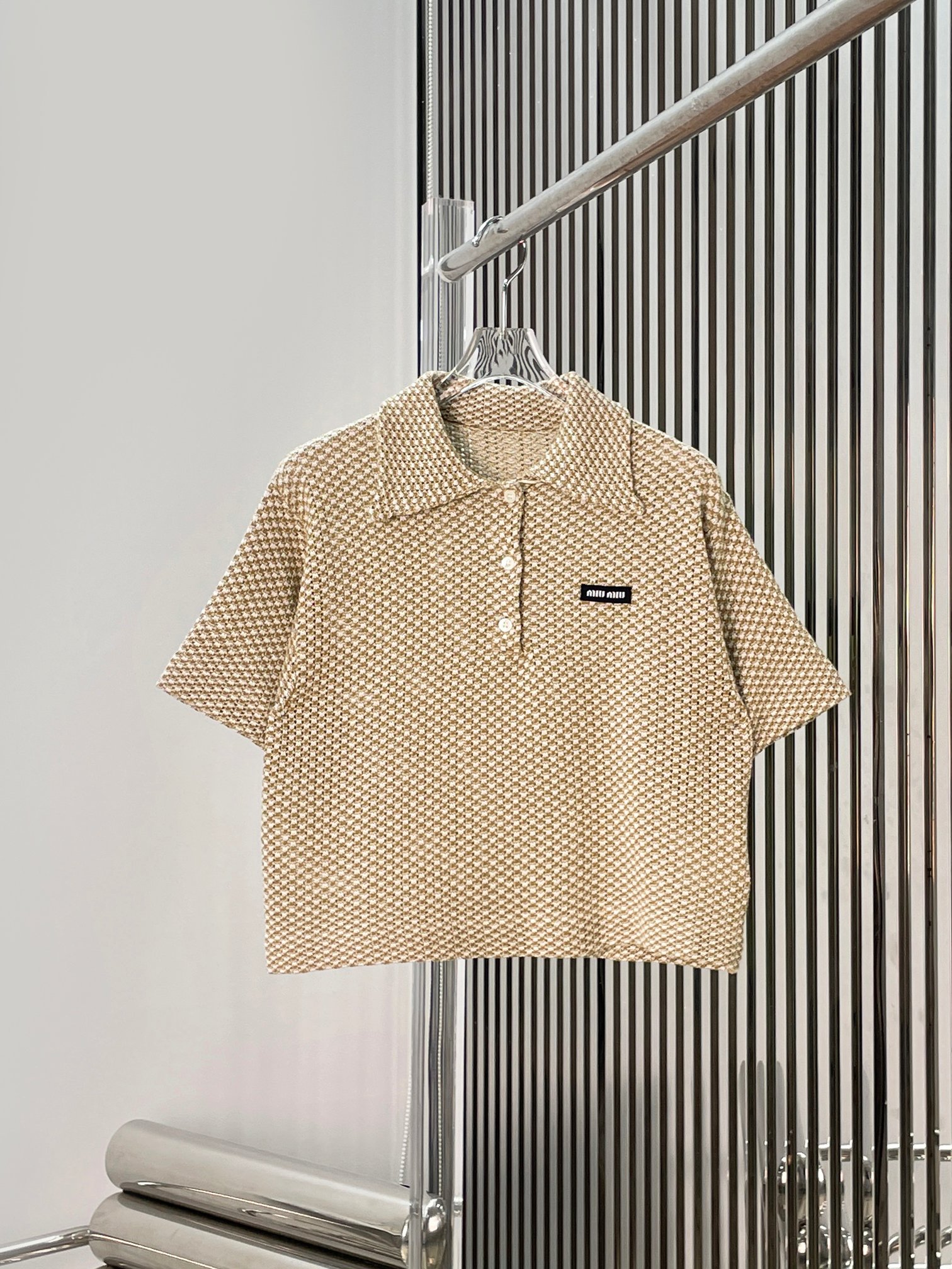 NO:893452,[Love] New style [Love]! The latest MIU 26NEW retro plaid polo collar short-sleeved knitted top. Size SML,,miumiu,T-shirt,19860909[爱心]新款[爱心]!最新MIU 26NEW 复古格纹polo领短袖针织上衣.尺码SML,,miumiu,T-shirt,,Women's clothing