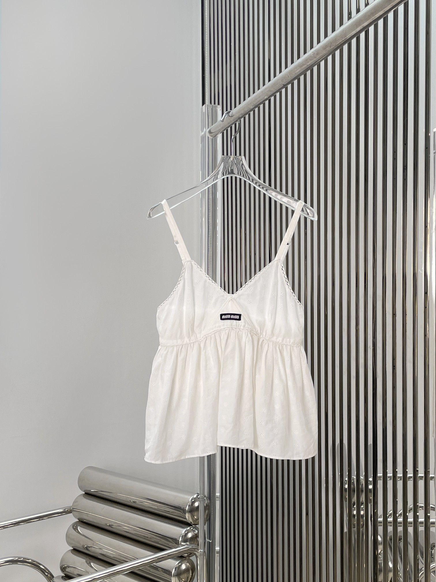 NO:898715,[Love] New style [Love]! The latest MIU 26NEW hollow embroidered V-neck lace halter top. Size XS SML.P,,miumiu,19860909[爱心]新款[爱心]!最新MIU 26NEW 镂空刺绣V领花边吊带上衣.尺码XS SML.P,,miumiu,,Women's clothing