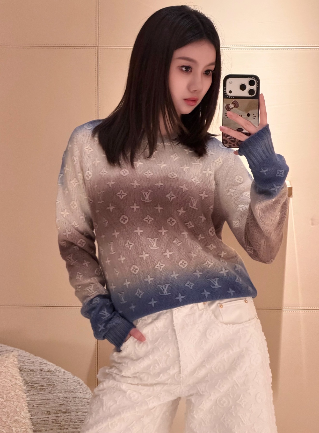 NO:908703,[Love] New style [Love]!  The latest LV 26NEW embossed presbyopia gradient round neck long-sleeved top. Size SML.,,louis vuitton,19860909[爱心]新款[爱心]！最新LV 26NEW 浮雕老花渐变圆领长袖上衣.尺码SML.,,louis vuitton,,Women's clothing