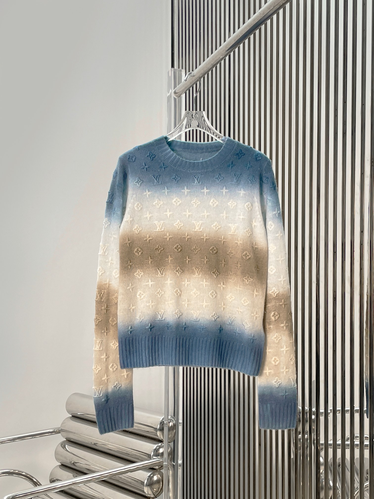 NO:908699,[Love] New style [Love]!  The latest LV 26NEW embossed presbyopia gradient round neck top. Size SML.,,louis vuitton,19860909[爱心]新款[爱心]！最新LV 26NEW 浮雕老花渐变圆领上衣.尺码SML.,,louis vuitton,,Women's clothing
