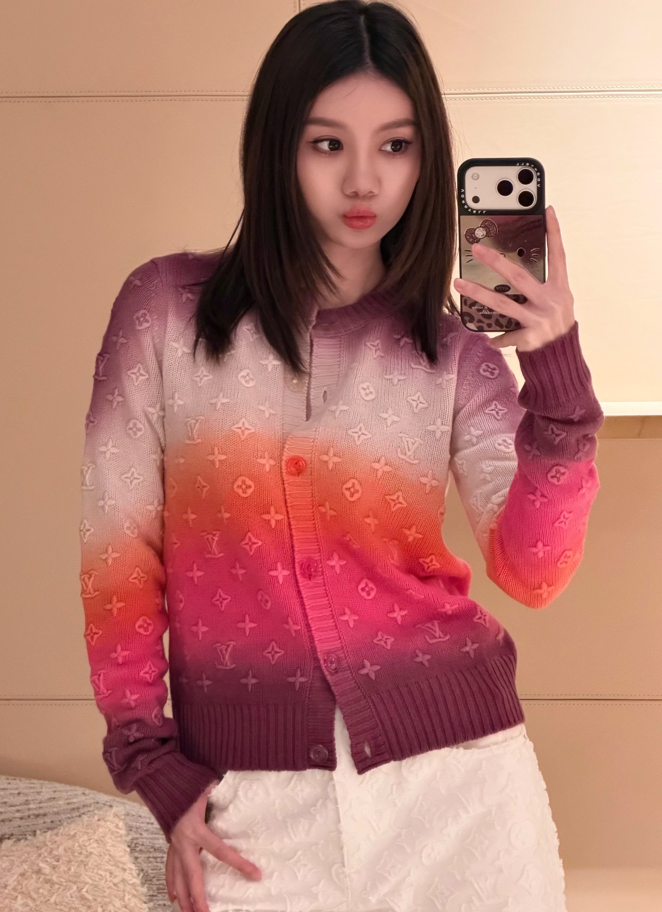 NO:908659,[Love] New style [Love]!  The latest LV 26NEW embossed presbyopia gradient knitted cardigan top. Size SML.,,louis vuitton,19860909[爱心]新款[爱心]！最新LV 26NEW 浮雕老花渐变针织开衫上衣.尺码SML.,,louis vuitton,,Women's clothing