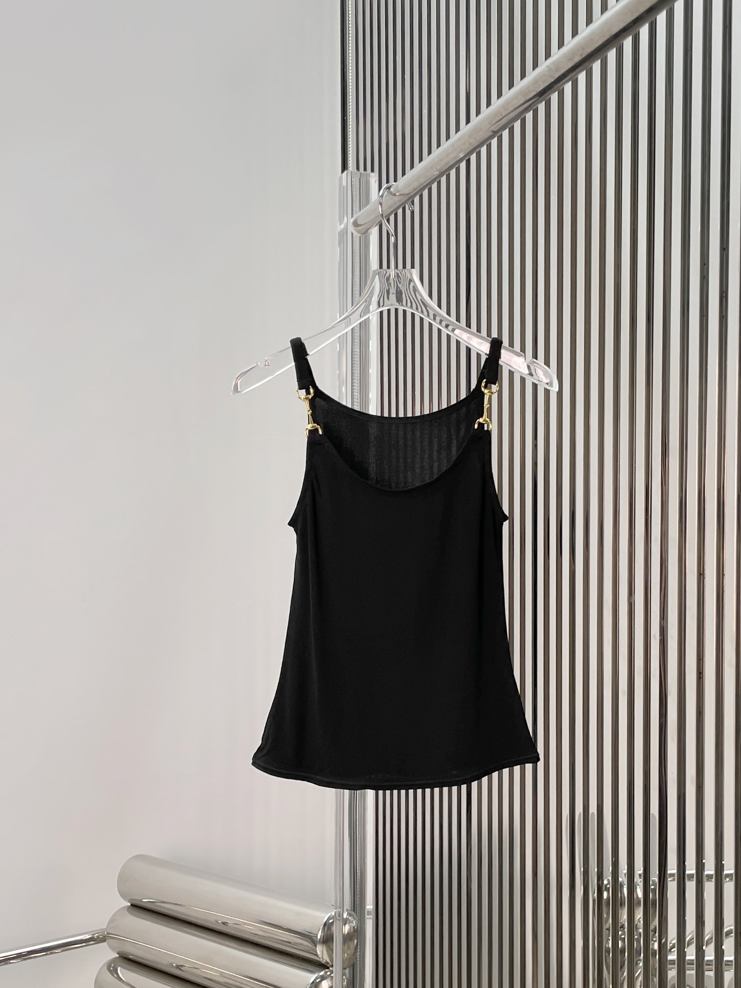 NO:910614,[Love] New style [Love]!  The latest GU 26NEW horsebit metal camisole top. Size XS SML.,,19860909[爱心]新款[爱心]！最新GU 26NEW 马衔扣金属吊带背心上衣.尺码XS SML.,,,Women's clothing