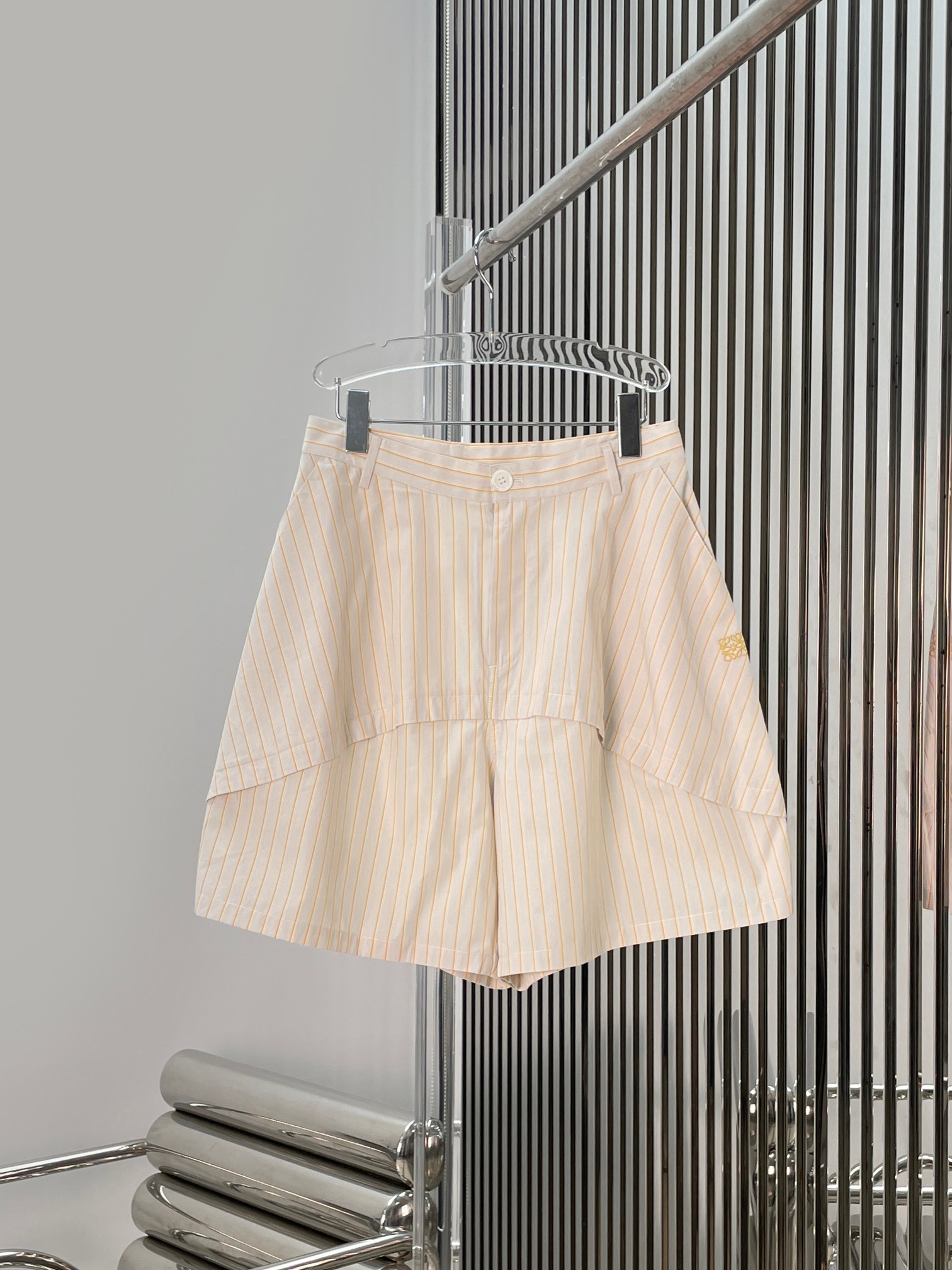 NO:922856,[Love] New style [Love]!  The latest LOE 26NEW blue embroidered striped strap shirt + trousers. Apricot embroidered striped strap shirt + shorts. Size XS SML,,loewe,shorts,shirts,19860909[爱心]新款[爱心]！最新 LOE 26NEW 蓝色刺绣条纹绑带衬衫+长裤.杏色刺绣条纹绑带衬衫+短裤.尺码XS SML,,loewe,shorts,shirts,,Women's clothing