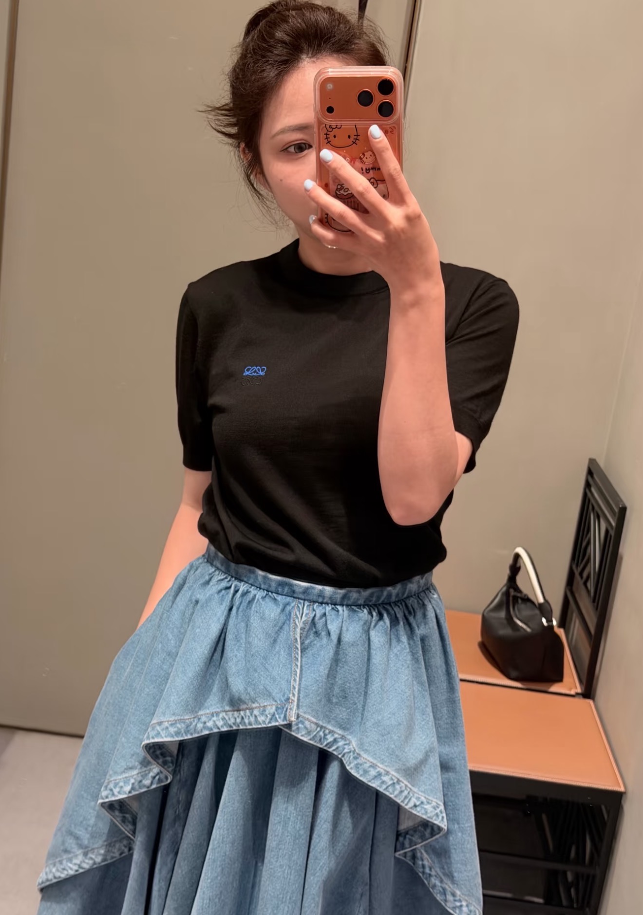 NO:931346,[Love] New style [Love]!  The latest LOE 26NEW logo embroidered short-sleeved knitted top. Size SML.,,loewe,T-shirt,19860909[爱心]新款[爱心]！最新 LOE 26NEW 徽标刺绣短袖针织上衣.尺码SML.,,loewe,T-shirt,,Women's clothing