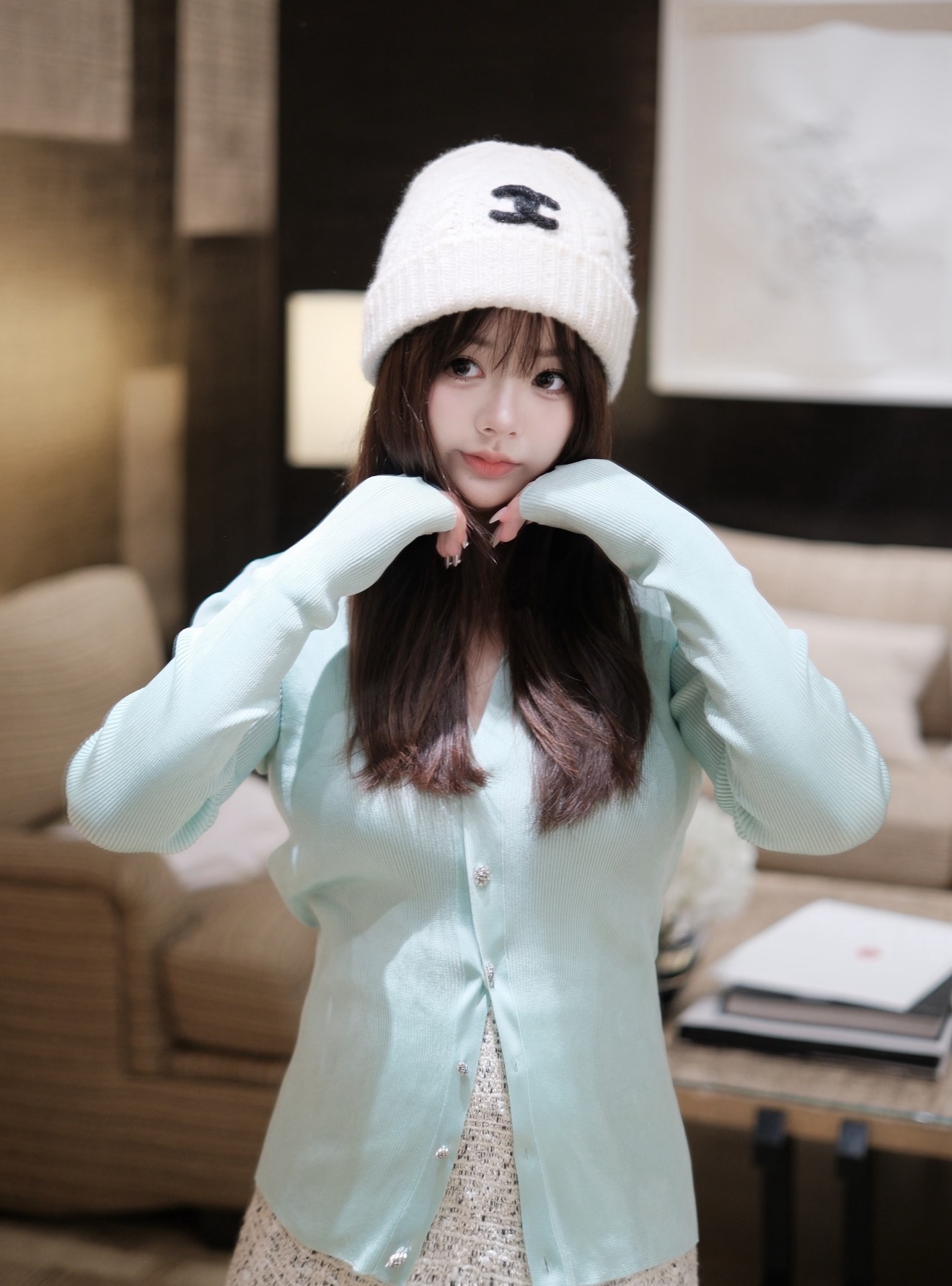 NO:926810,[Love] New style [Love]!  The latest CH 26NEW slim long-sleeved knitted cardigan with floral rhinestone buttons. Colors mint green, white, black. Size SML.,,19860909[爱心]新款[爱心]！最新CH 26NEW 花朵水钻纽扣修身长袖针织开衫.颜色薄荷绿、白、黑.尺码SML.,,,Women's clothing
