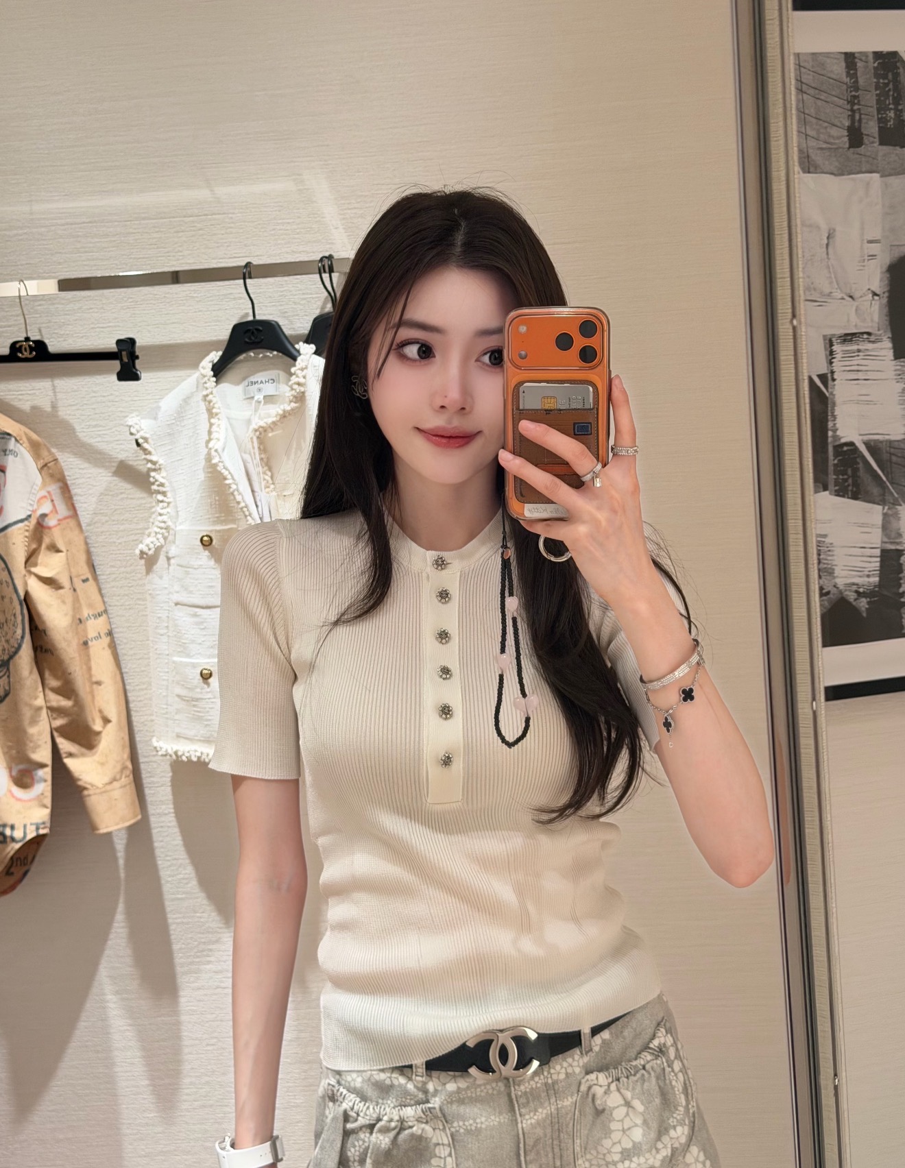 NO:926850,[Love] New style [Love]!  The latest CH 26NEW half-cardigan knitted top with floral rhinestone buttons. Colors mint green, white, black. Size SML.,,19860909[爱心]新款[爱心]！最新CH 26NEW 半开襟花朵水钻纽扣针织上衣.颜色薄荷绿、白、黑.尺码SML.,,,Women's clothing