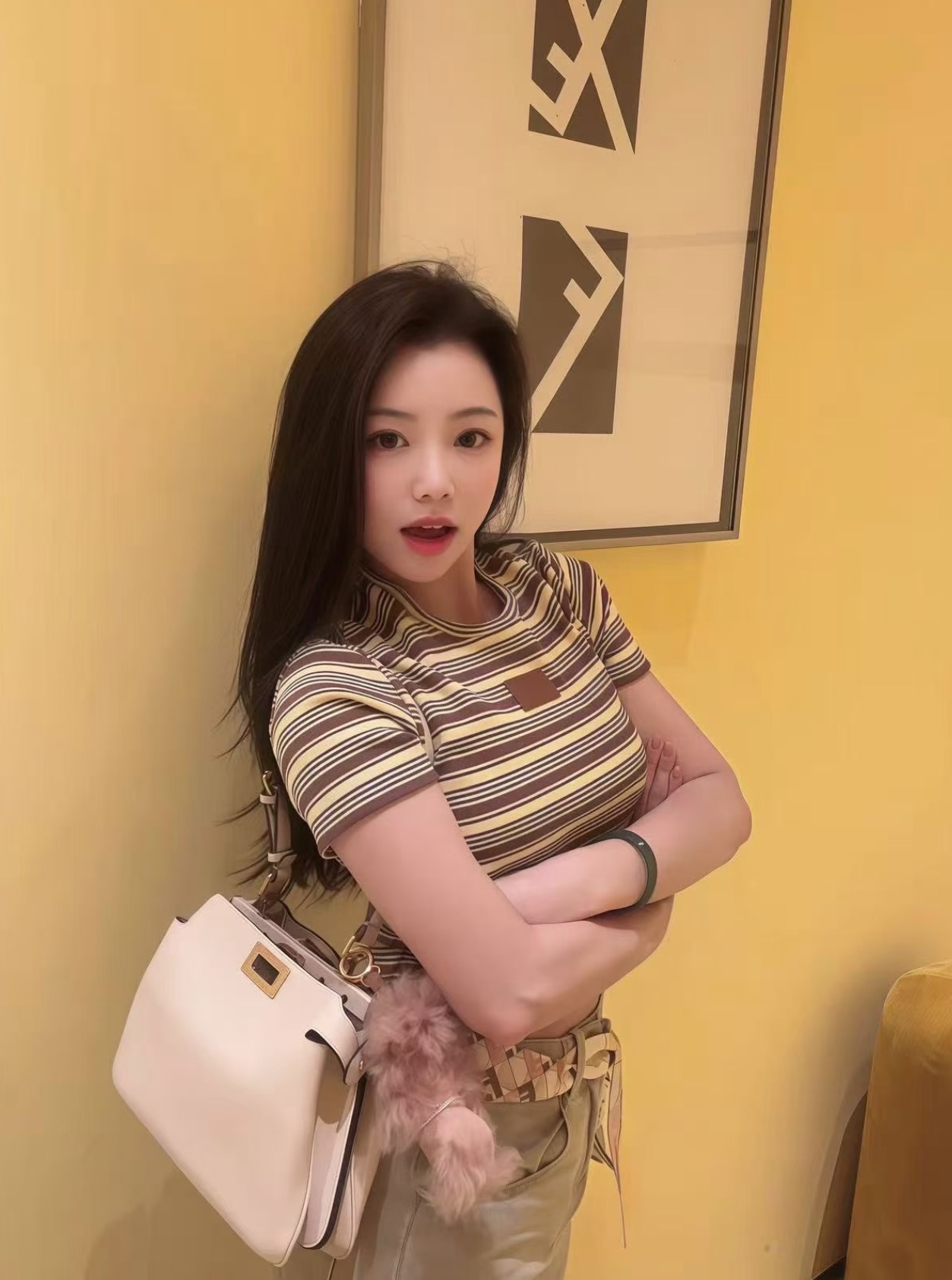 NO:929427,[Love] New style [Love]!  The latest FD 26NEW color-blocked striped leather label decorated knitted short-sleeved top. Size SML.l,, T-shirt,19860909[爱心]新款[爱心]！最新FD 26NEW 拼色条纹皮标装饰针织短袖上衣.尺码SML.l,,T-shirt,,Women's clothing