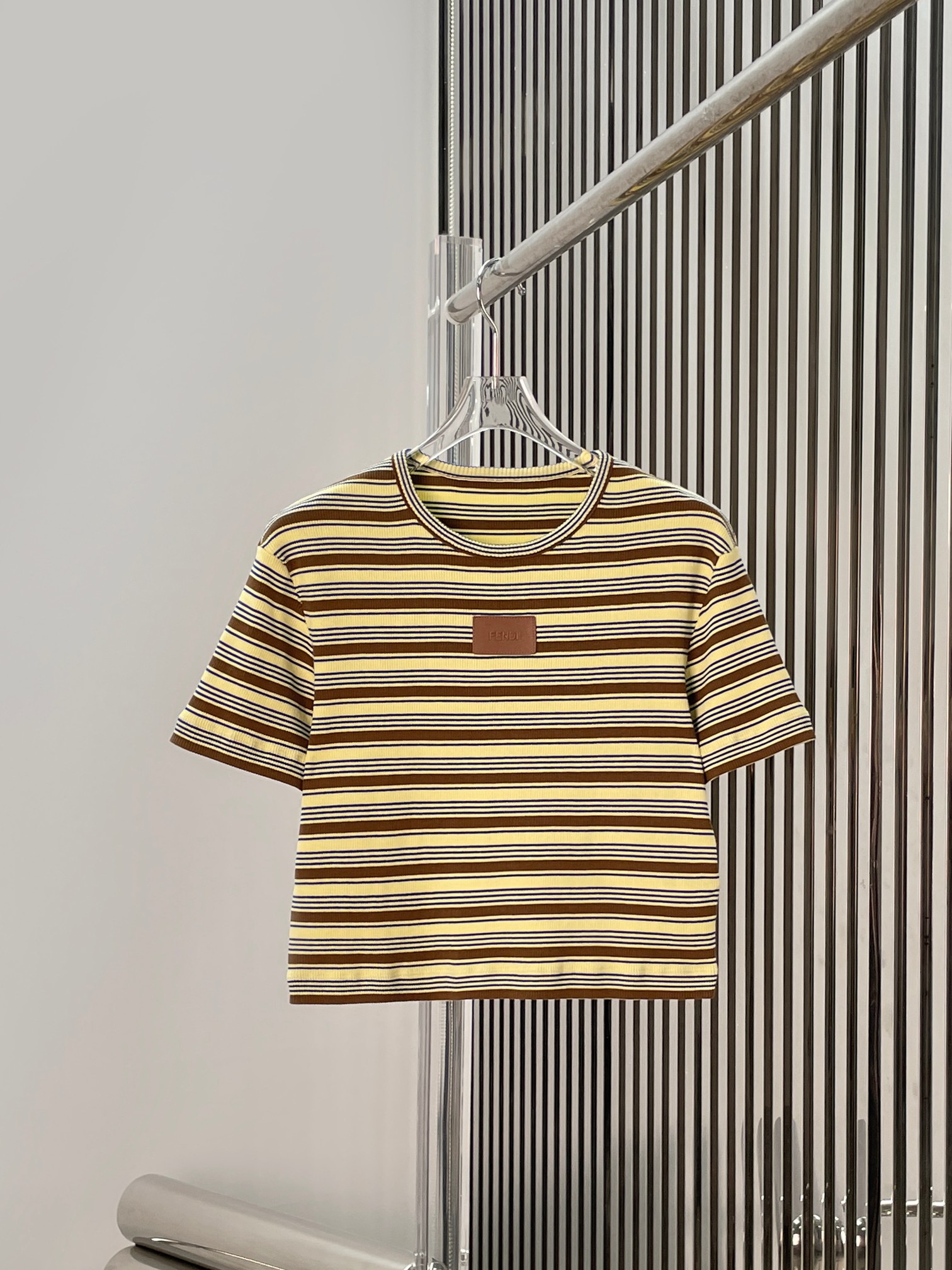 NO:929419,[Love] New style [Love]!  The latest FD 26NEW color-blocked striped leather label decorated knitted short-sleeved top. Size SML.,,T-shirt,19860909[爱心]新款[爱心]！最新FD 26NEW 拼色条纹皮标装饰针织短袖上衣.尺码SML.,,T-shirt,,Women's clothing