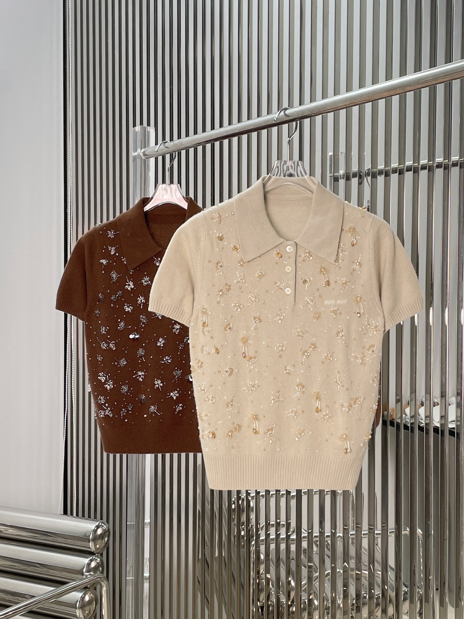 NO:929445,[Love] New style [Love]! The latest MIU 26NEW heavy beaded embroidered letters short-sleeved knitted top. Color beige, brown. Size SML.,,miumiu,T-shirt,19860909[爱心]新款[爱心]!最新MIU 26NEW 重工钉珠刺绣字母短袖针织上衣.颜色米色、咖色.尺码SML.,,miumiu,T-shirt,,Women's clothing