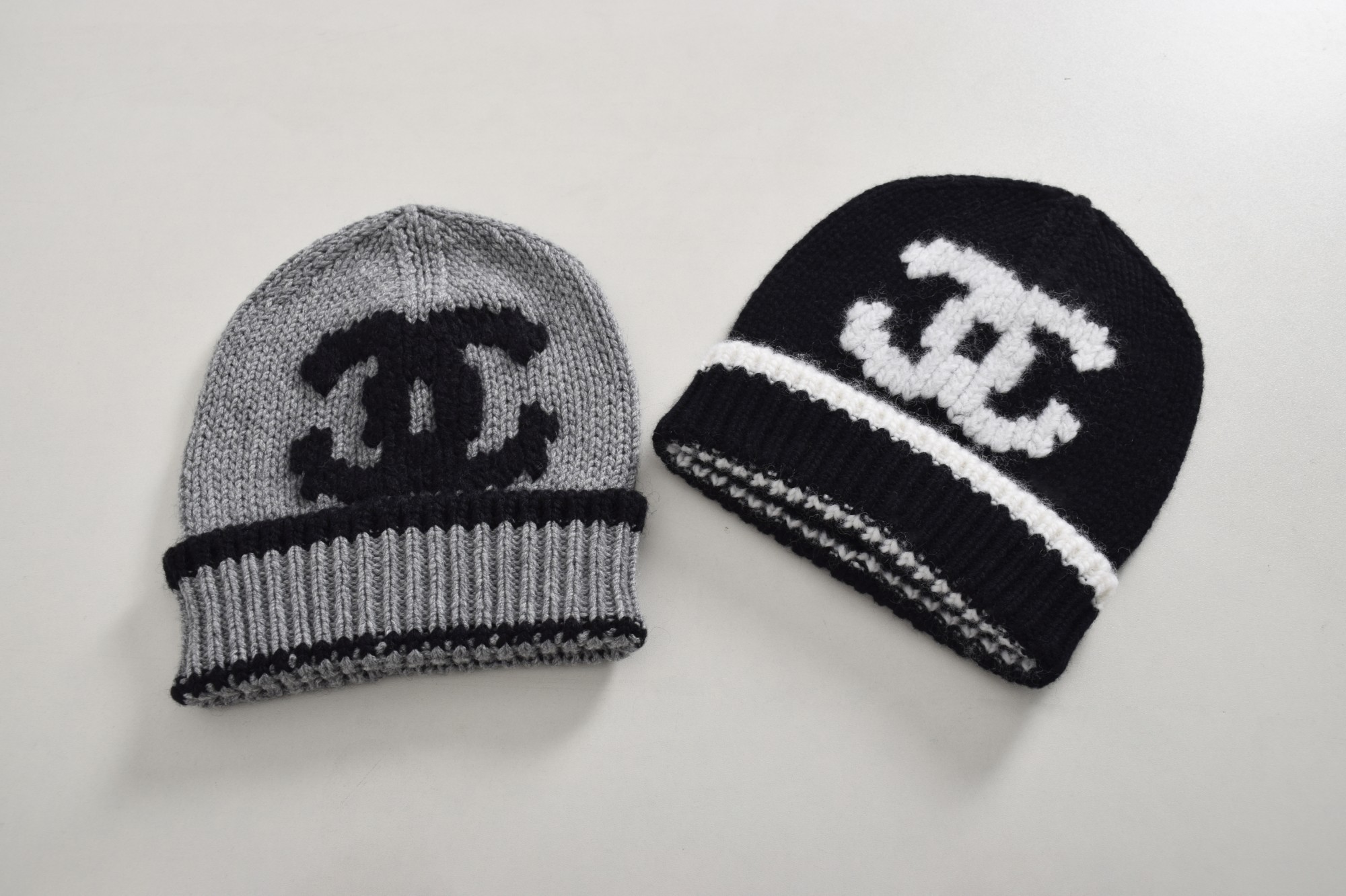 NO:944783,[Love] New style [Love]!  The latest CH 26NEW classic large logo color-blocked knitted beanie. The color is black with white, gray with black.,,hats,19860909[爱心]新款[爱心]！最新CH 26NEW 经典大logo拼色针织毛线帽.颜色黑拼白、灰拼黑.,,hats,,Women's clothing