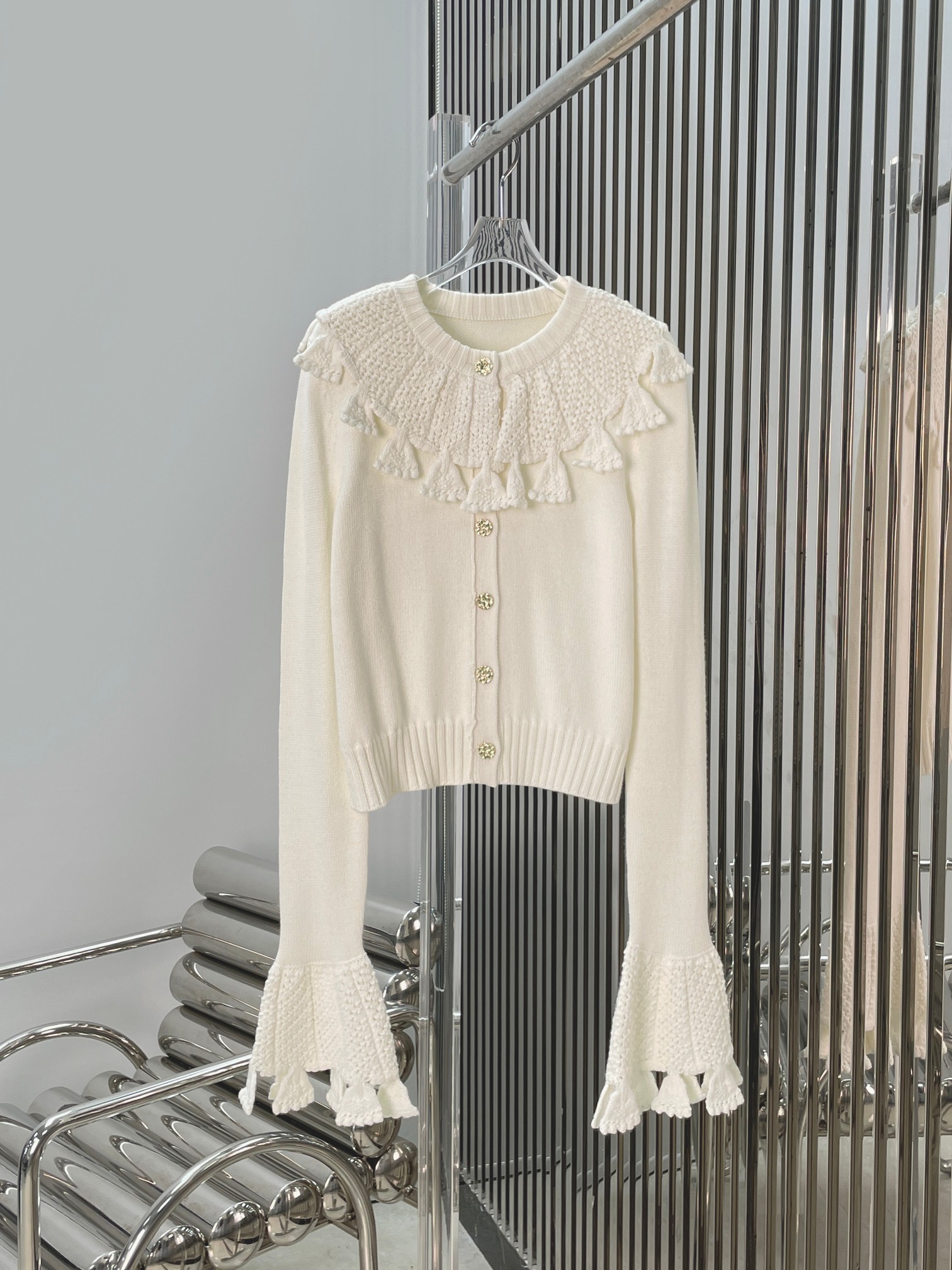 NO:944770,[Love] New style [Love]!  The latest LV 26NEW carved gold buckle tassel lapel trumpet sleeve cardigan top. Size SML.,,louis vuitton,19860909[爱心]新款[爱心]！最新LV 26NEW 雕花金扣流苏翻领喇叭袖开衫上衣.尺码SML.,,louis vuitton,,Women's clothing