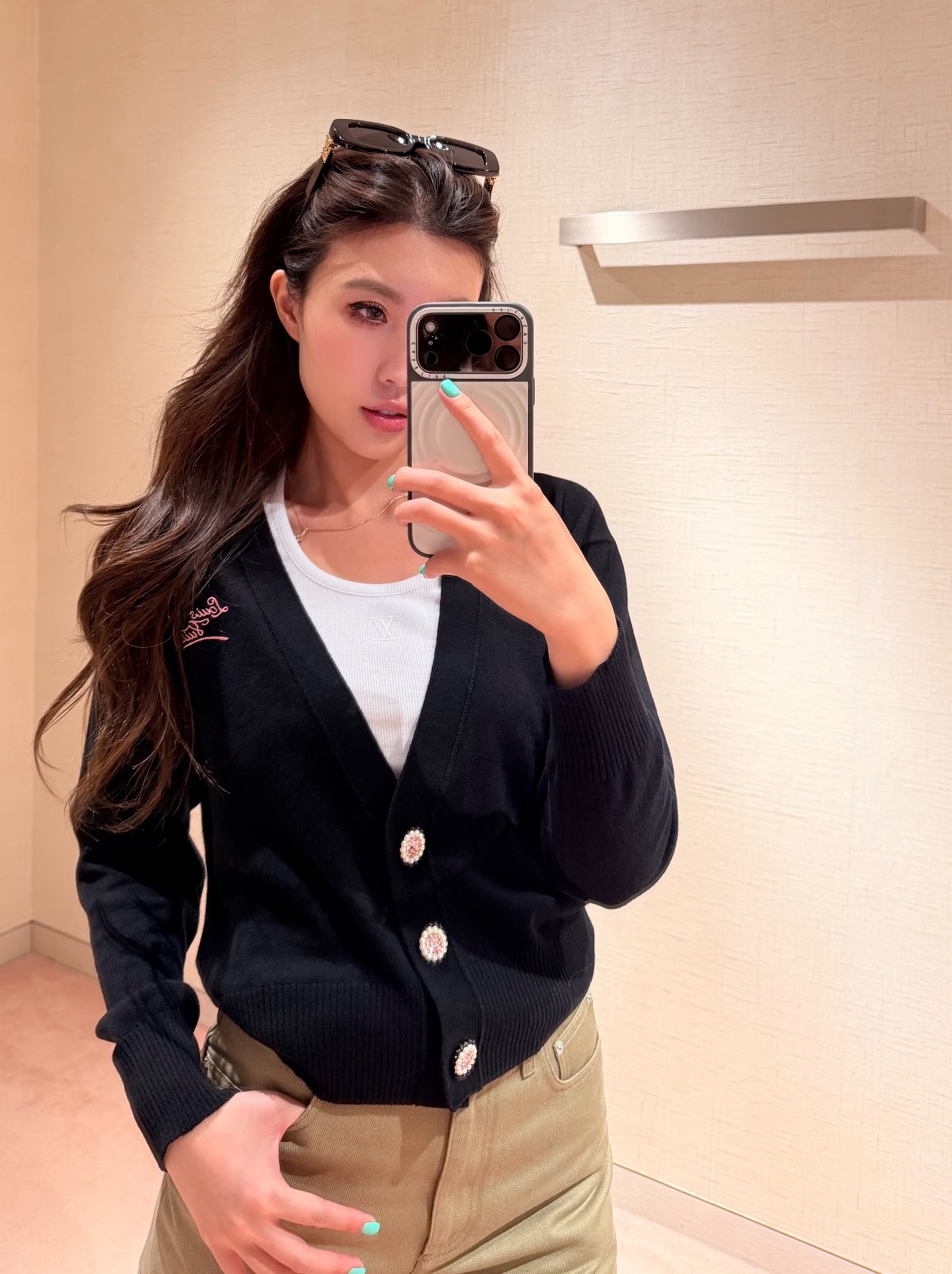NO:946331,[Love] New style [Love]!  The latest LV 26NEW deep V-neck wool knitted long-sleeved cardigan with gem buttons. Size SML.,,louis vuitton,19860909[爱心]新款[爱心]！最新LV 26NEW 宝石扣深V领羊毛针织长袖开衫.尺码SML.,,louis vuitton,,Women's clothing