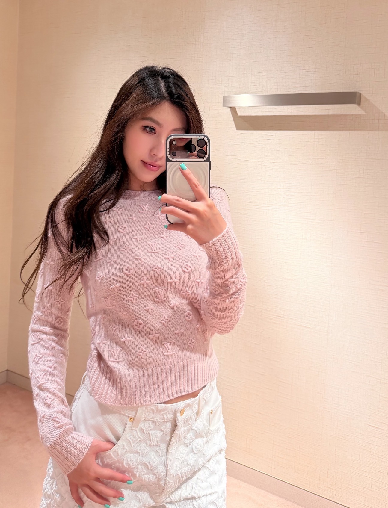 NO:947904,[Love] New style [Love]!  The latest LV 26NEW embossed presbyopia long-sleeved round neck knitted top. Size SML.,,louis vuitton,19860909[爱心]新款[爱心]！最新LV 26NEW 浮雕老花长袖圆领针织上衣.尺码SML.,,louis vuitton,,Women's clothing