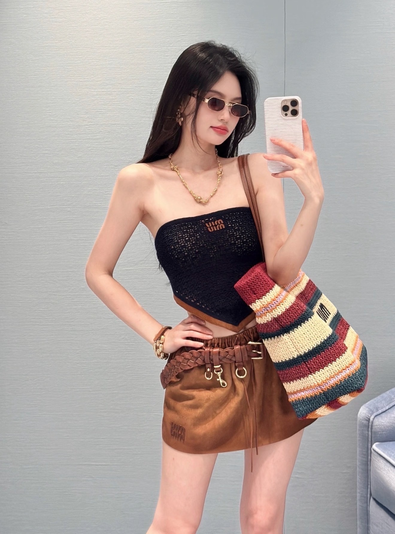NO:951076,[Love] New style [Love]! The latest MIU 26NEW leather buckle hollow knitted tube top. Size SML.,,miumiu,19860909[爱心]新款[爱心]!最新MIU 26NEW 皮扣镂空针织抹胸上衣.尺码SML.,,miumiu,,Women's clothing