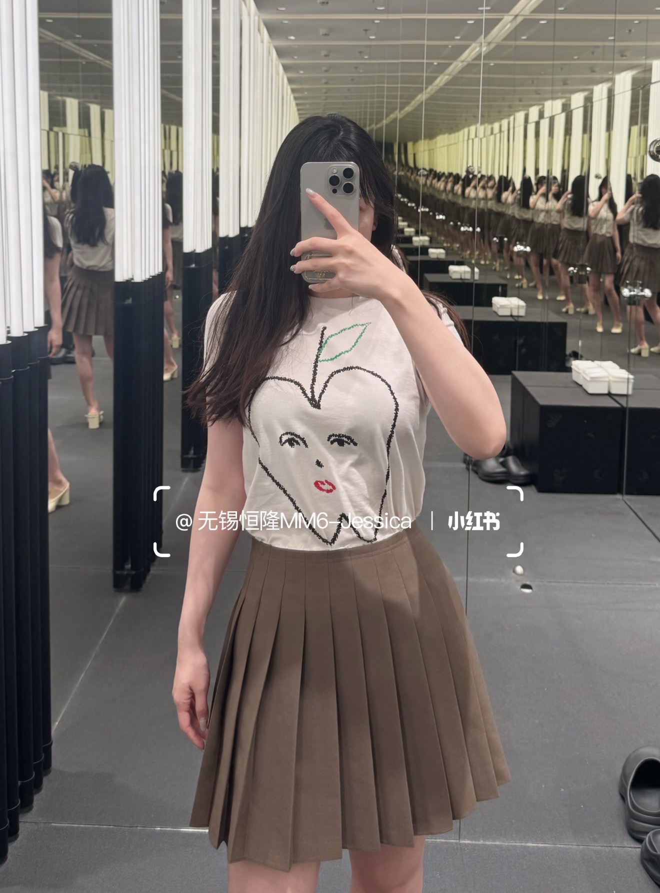 NO:951050,[Love] New style [Love]! The latest MM6 26NEW Apple graffiti printed pattern short-sleeved T-shirt top. Size: XS SML.,, masion margiela, T-shirt, tees, t-shirt,19860909[爱心]新款[爱心]!最新MM6 26NEW 苹果涂鸦印花图案短袖T恤上衣.尺码:XS SML.,,masion margiela,T-shirt,tees，t-shirt,,Women's clothing