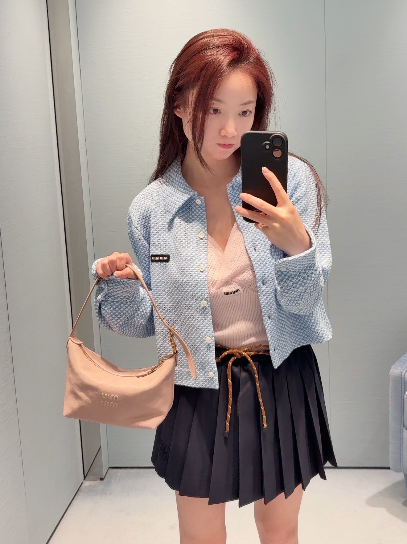 NO:955868,[Love] New style [Love]! The latest MIU 26NEW lapel single-breasted long-sleeved knitted cardigan top. Size SML.,,miumiu,19860909[爱心]新款[爱心]!最新MIU 26NEW 翻领单排扣长袖针织开衫上衣.尺码SML.,,miumiu,,Women's clothing