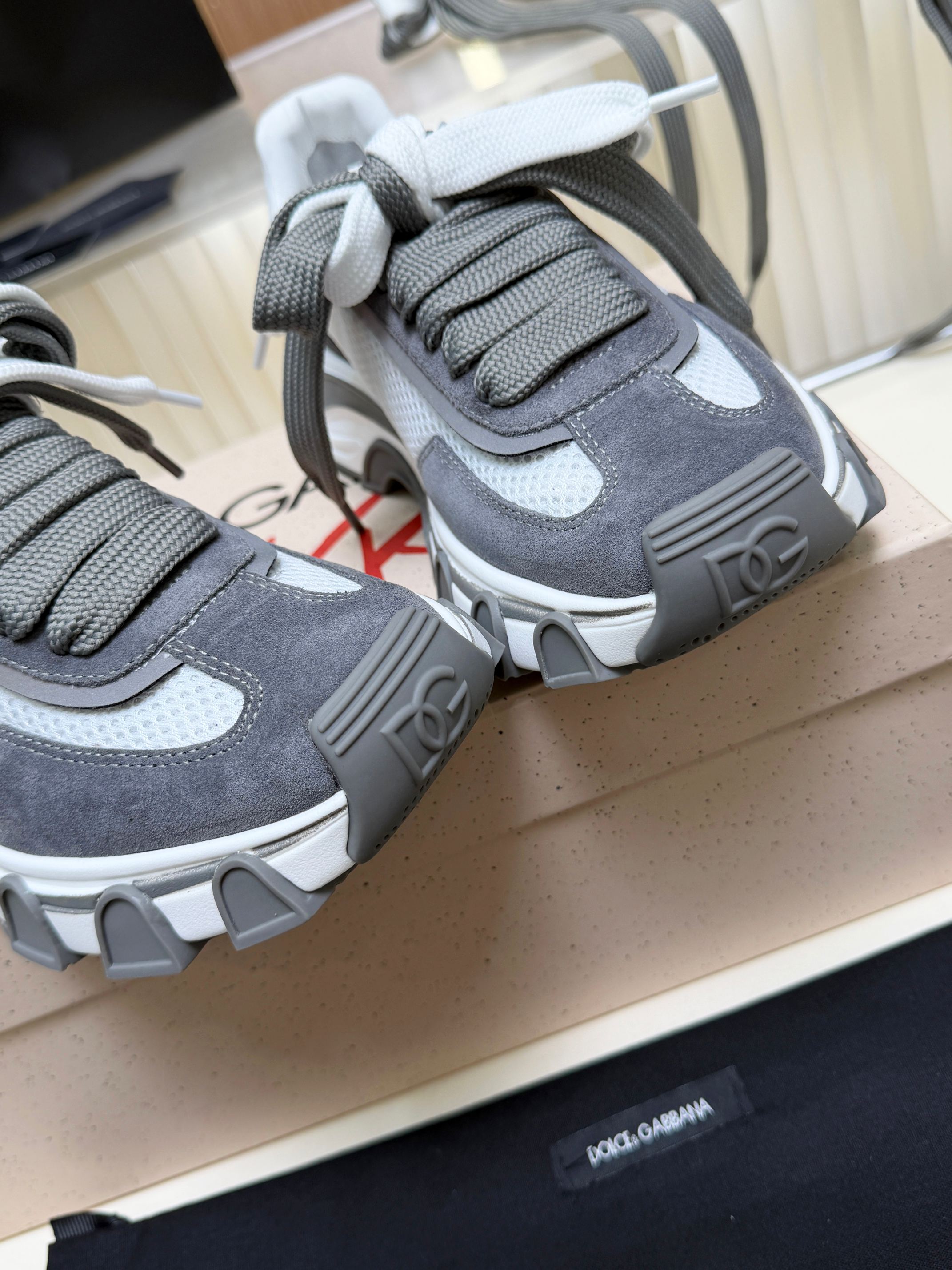 NO:852700,Close your eyes and buy DG Country Road high-looking sneakers at a real price | This sneaker combines the Daymaster & Fast dual-shoe style with a magical foot feel | lightweight shock-absorbing sole with black technology flying thread technology, one-piece flying thread stitching, soft bag structure, contrasting lines + embossed heel + two-color lace breathable mesh + nylon + Nappa calfskin is soft and breathable, easy to wear in all seasons without stuffy feet  The same style for couples, women's sizes 36-40, men's sizes 38-46, ready for sale, sneakers, cowhide19860909实价闭眼入DG Country Road高颜值运动鞋 ｜这款运动鞋融合Daymaster&Fast双鞋型神仙脚感|轻量化减震底黑科技飞线工艺 一体飞线缝合,软质囊袋结构撞色线条+浮雕后跟+双色系带透气网眼+尼龙+纳帕小牛皮柔软透气,四季好穿不闷脚 情侣同款女码36-40、男码38-46现货,,sneakers,cowhide,Men's shoes