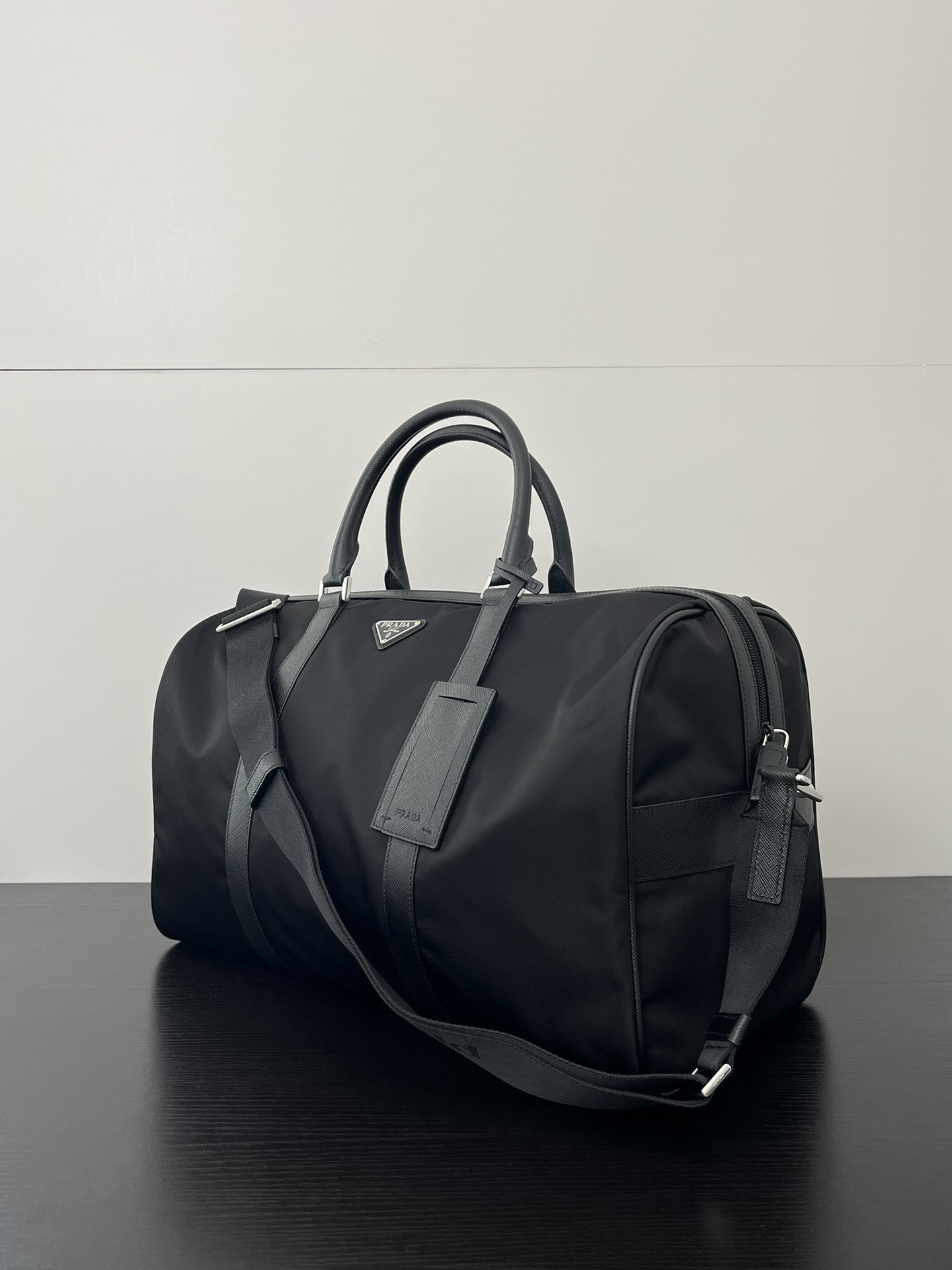 Prada's travel bag looks big, but its practicality in daily life is really perfect. It is a travel bag that can be worn cross-body. The interior