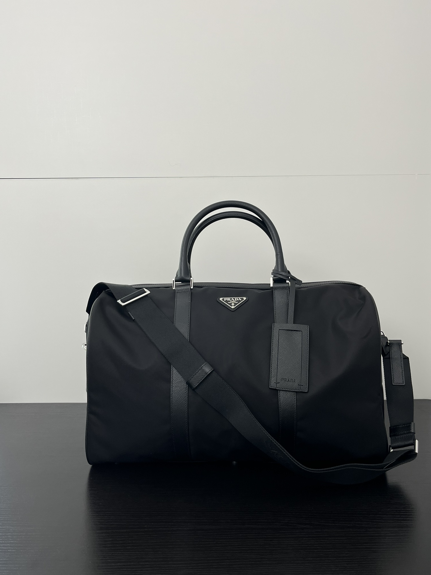 Prada's travel bag looks big, but its practicality in daily life is really perfect. It is a travel bag that can be worn cross-body. The interior