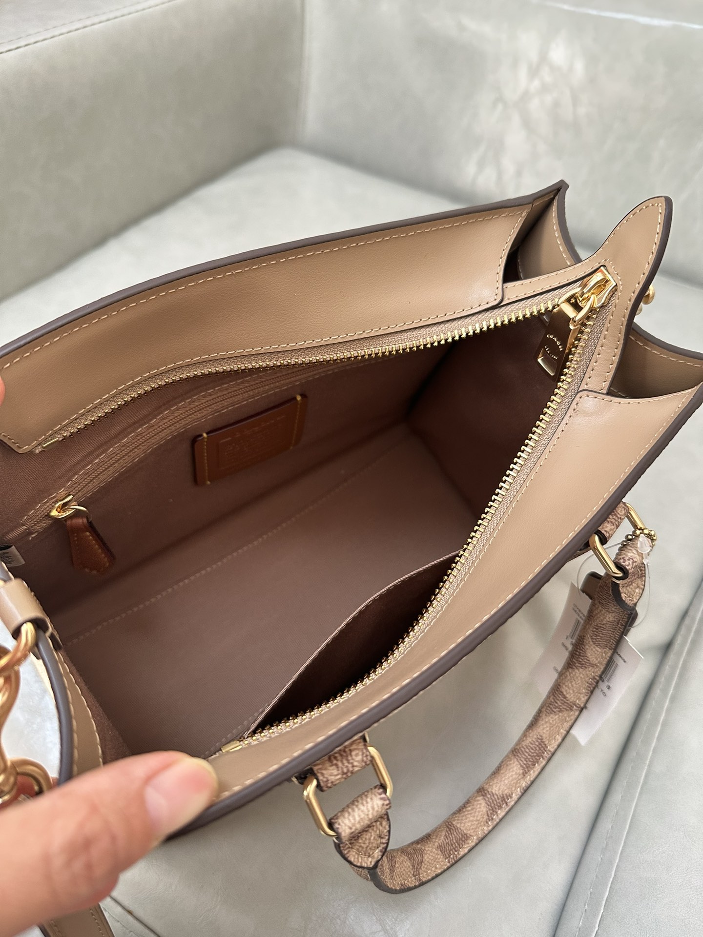 Coach ～纯原Coach蔻驰 CY676 Maggie系列 代购级最新款托特包 老花料搭配牛皮材质