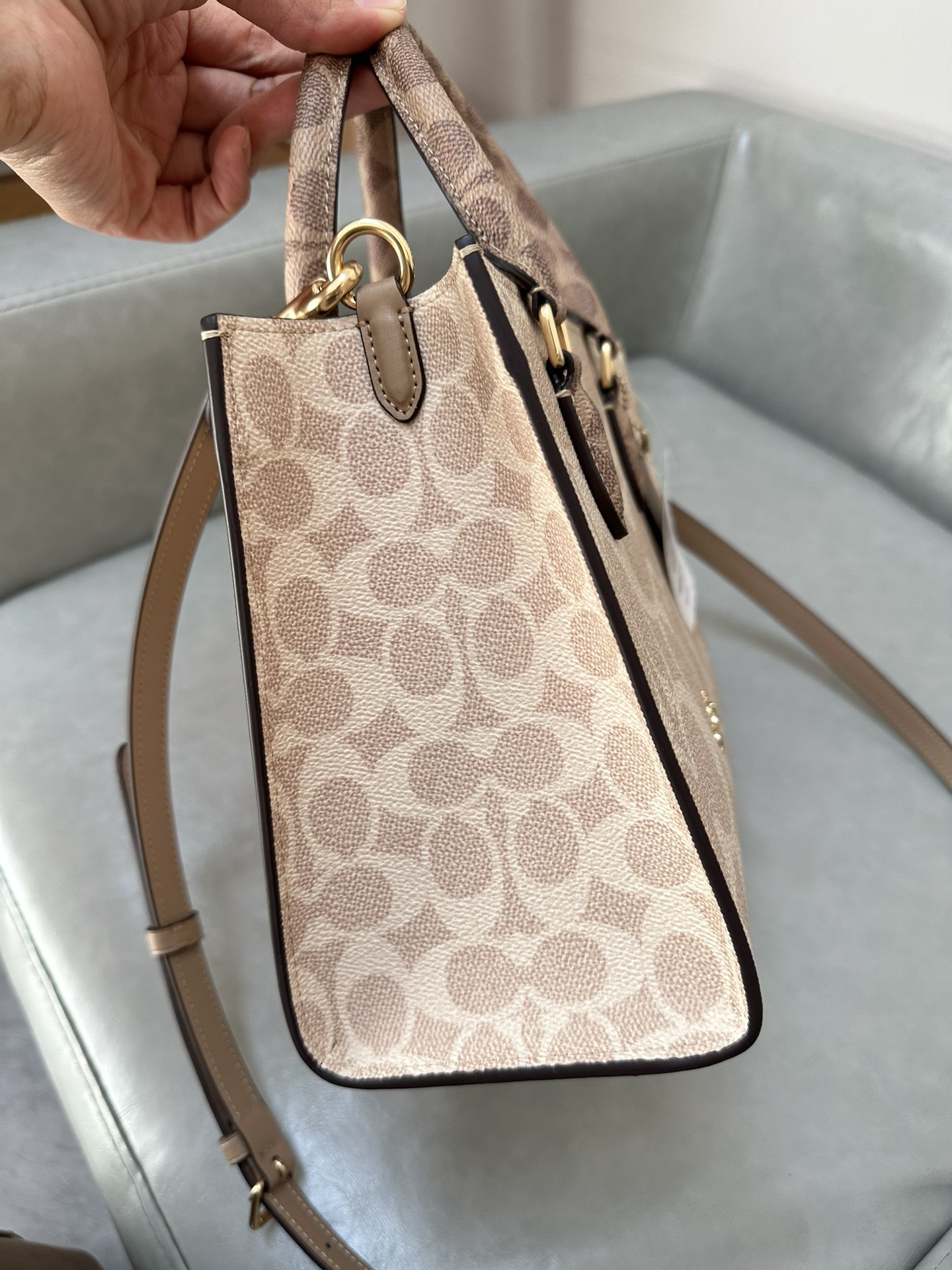Coach ～纯原Coach蔻驰 CY676 Maggie系列 代购级最新款托特包 老花料搭配牛皮材质
