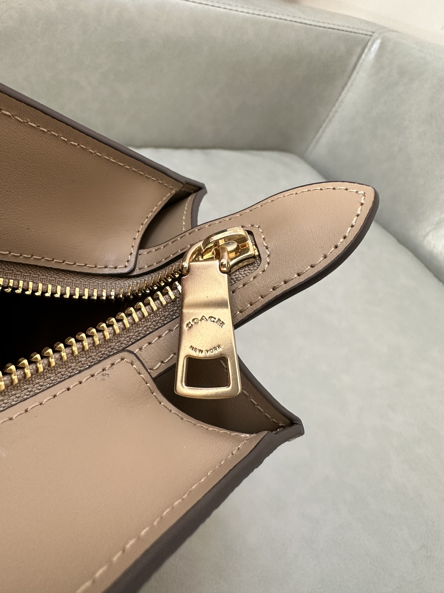 Coach ～纯原Coach蔻驰 CY676 Maggie系列 代购级最新款托特包 老花料搭配牛皮材质