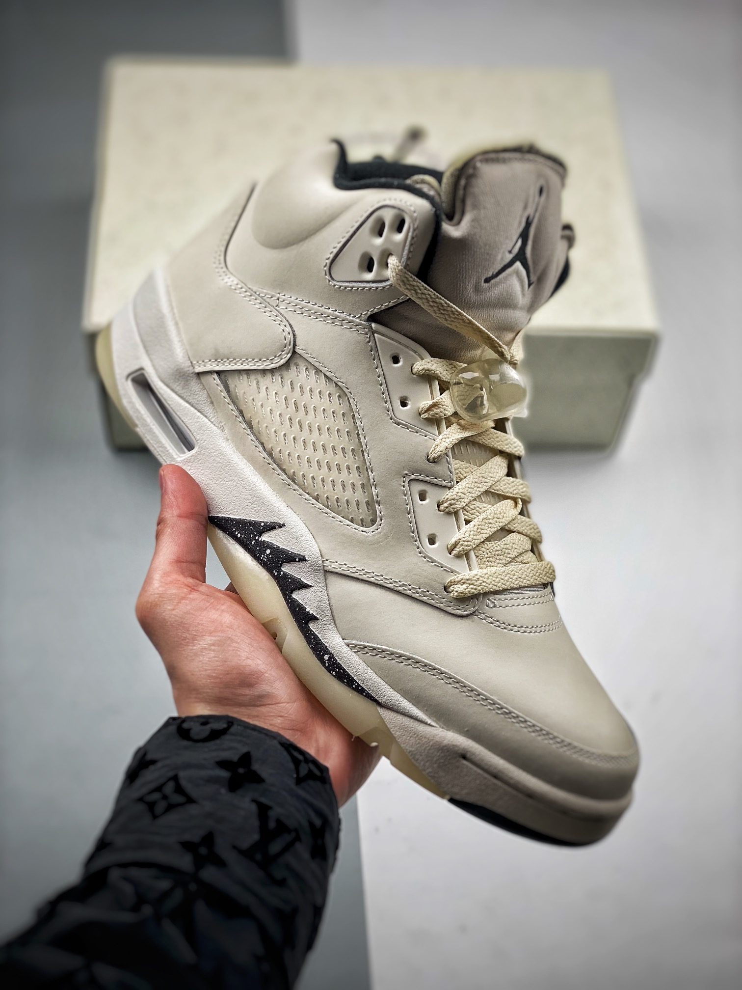 Air Jordan 5 الأحذية Air Jordan البيج أبيض . شاموي بو