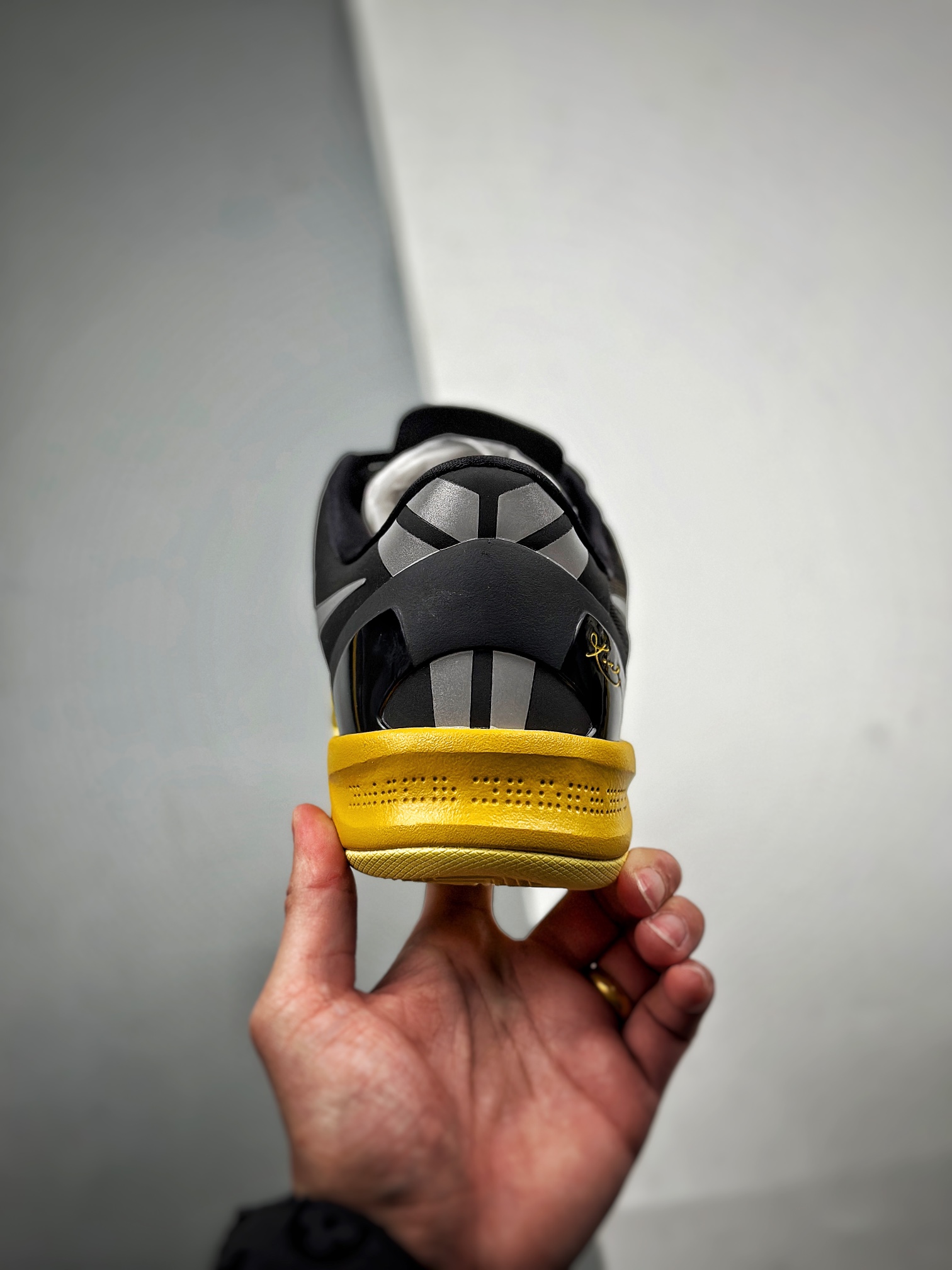 特价福利 Nike Kobe 8 黑黄 黑黄配色 S2纯原生产线 科比八代 #React科技鞋垫加持 实战配置直接拉满 特价福利 Nike Kobe 8 黑黄 黑黄配色 S2纯原生产线 科比八代 #React科技鞋垫加持 实战配置直接拉满