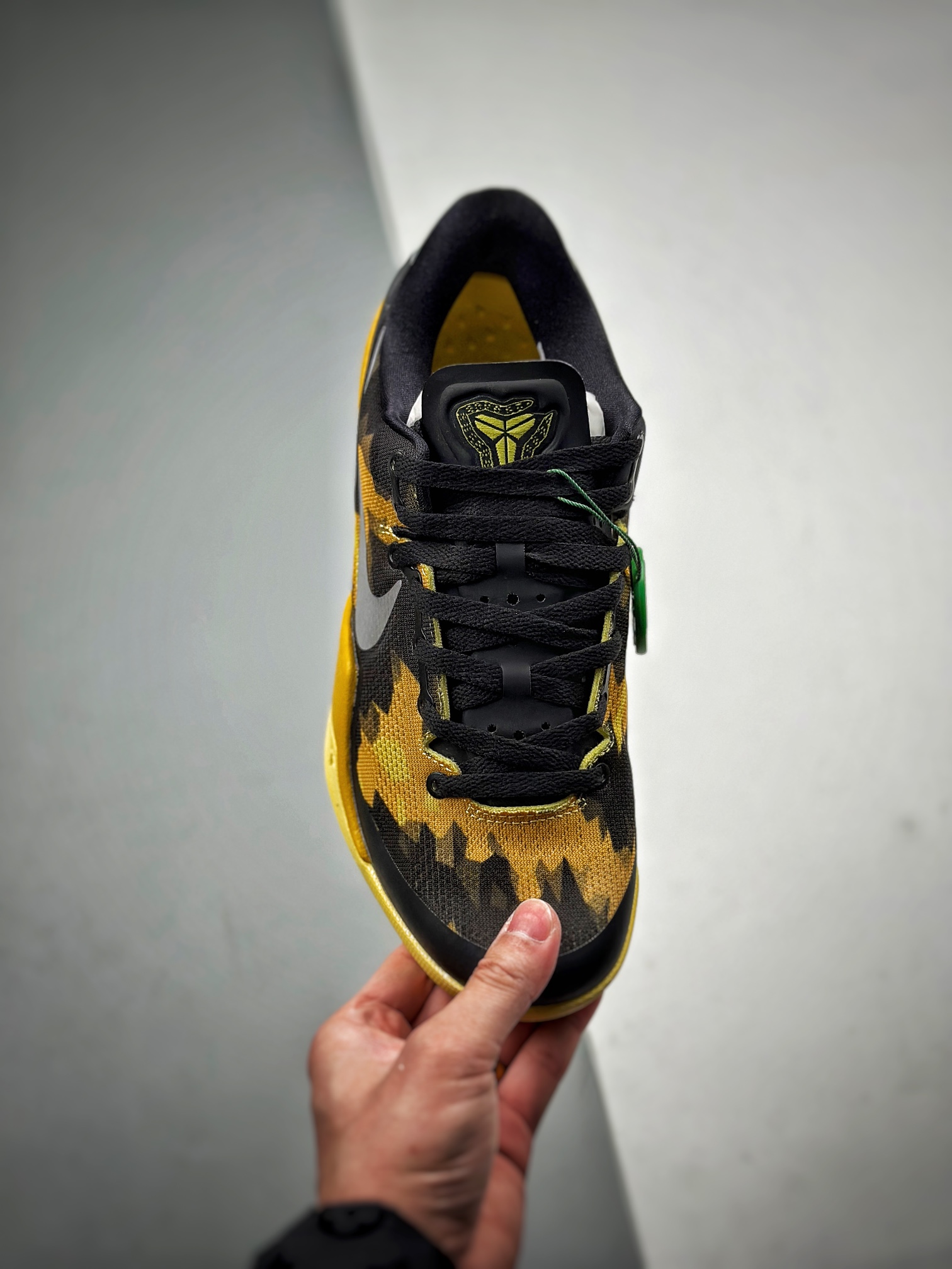 特价福利 Nike Kobe 8 黑黄 黑黄配色 S2纯原生产线 科比八代 #React科技鞋垫加持 实战配置直接拉满 特价福利 Nike Kobe 8 黑黄 黑黄配色 S2纯原生产线 科比八代 #React科技鞋垫加持 实战配置直接拉满