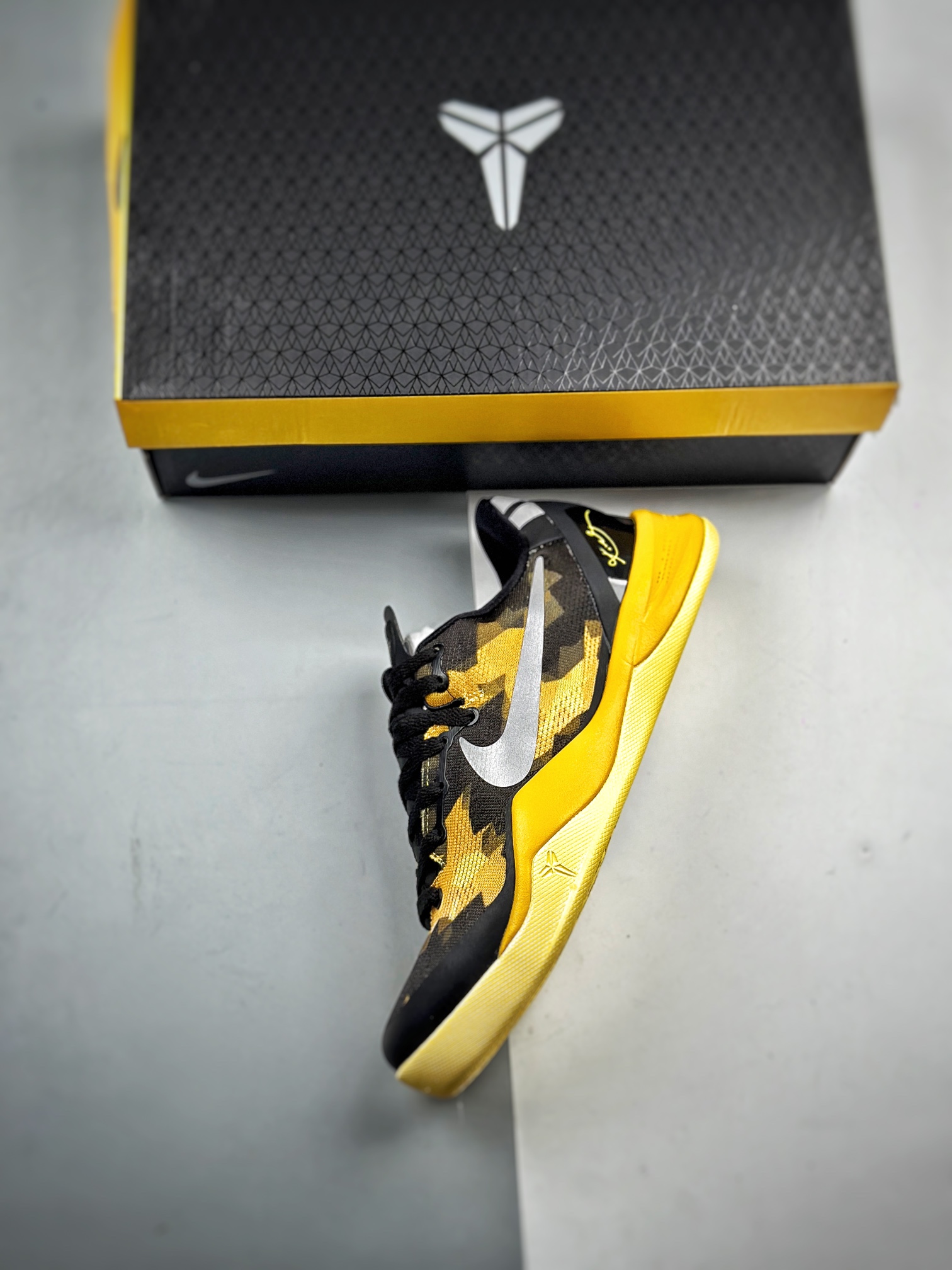 特价福利 Nike Kobe 8 黑黄 黑黄配色 S2纯原生产线 科比八代 #React科技鞋垫加持 实战配置直接拉满 特价福利 Nike Kobe 8 黑黄 黑黄配色 S2纯原生产线 科比八代 #React科技鞋垫加持 实战配置直接拉满