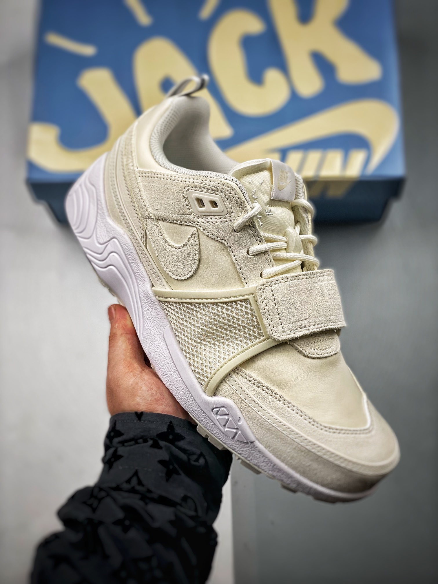 Travis Scott x Nike Shark-A-Don Low-Top Sneakers - Casual & Comfortable 1 i1727429492 123 1