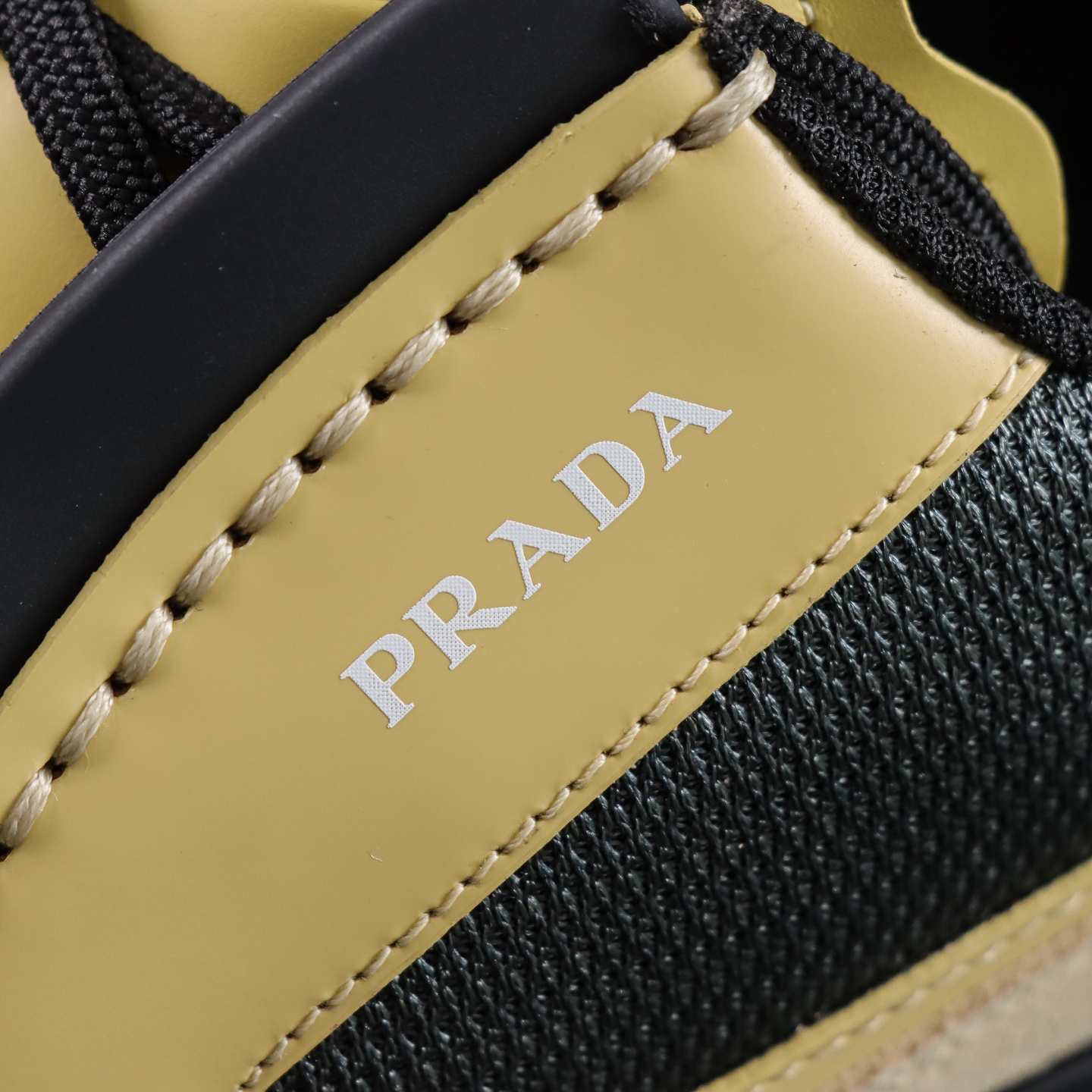 
Prada Systeme 普拉达亮面皮革休闲时尚生活运动鞋 
以现代手法重塑经典风格隐藏式鞋带造就简