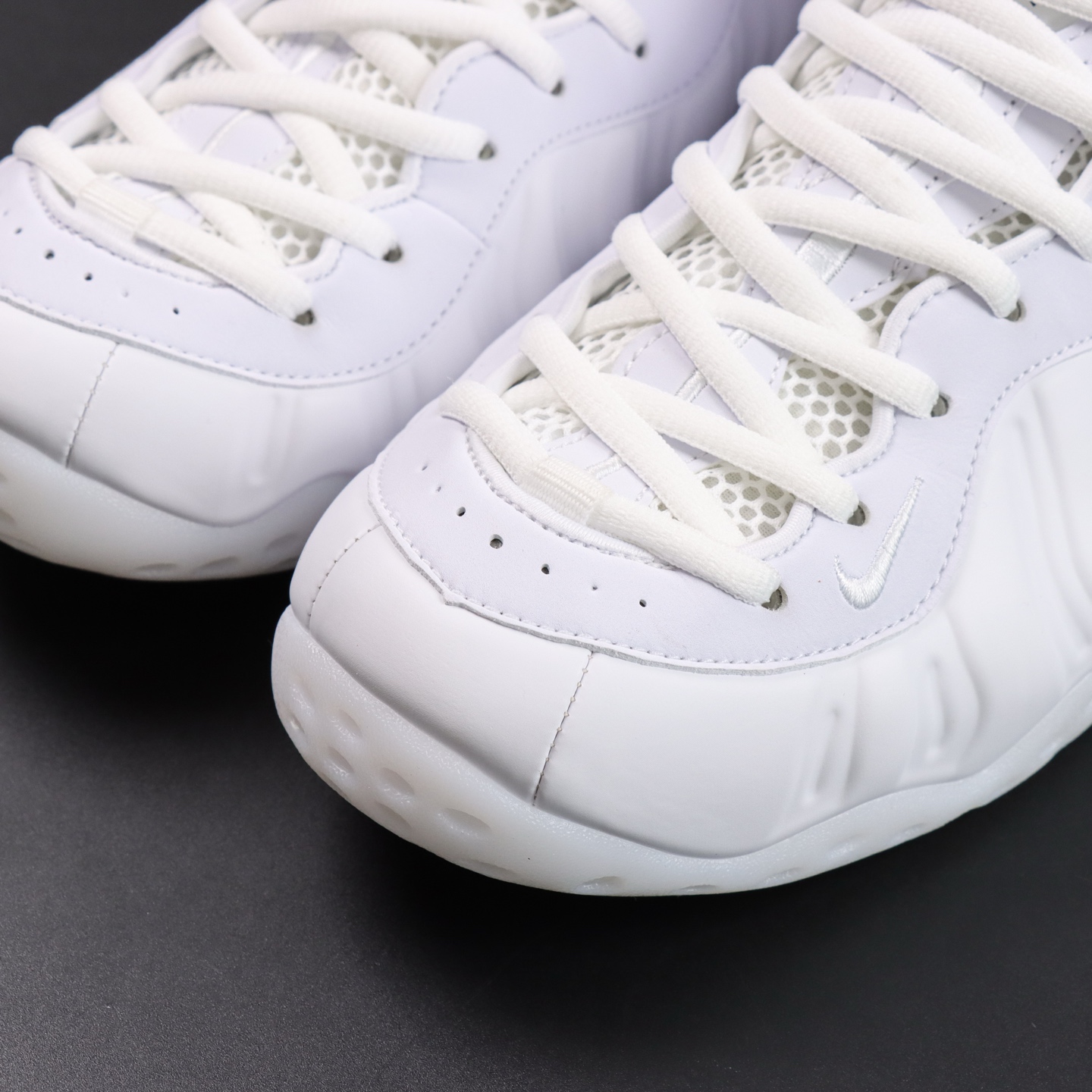 
Nike Air Foamposite One “Triple White” 白色 FQ4303 40
