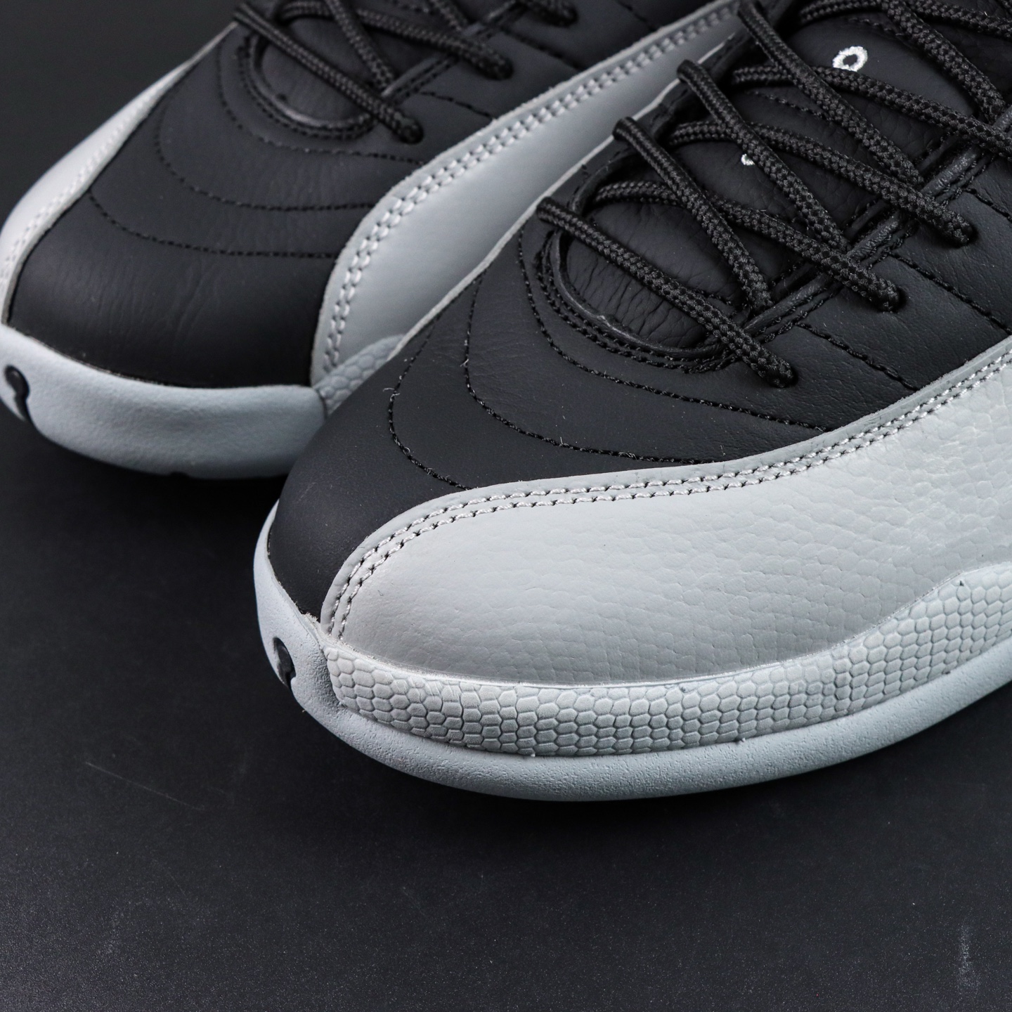 
Air Jordan 12 Retro Black and Woif Grey
AJ12黑灰 外贸纯原