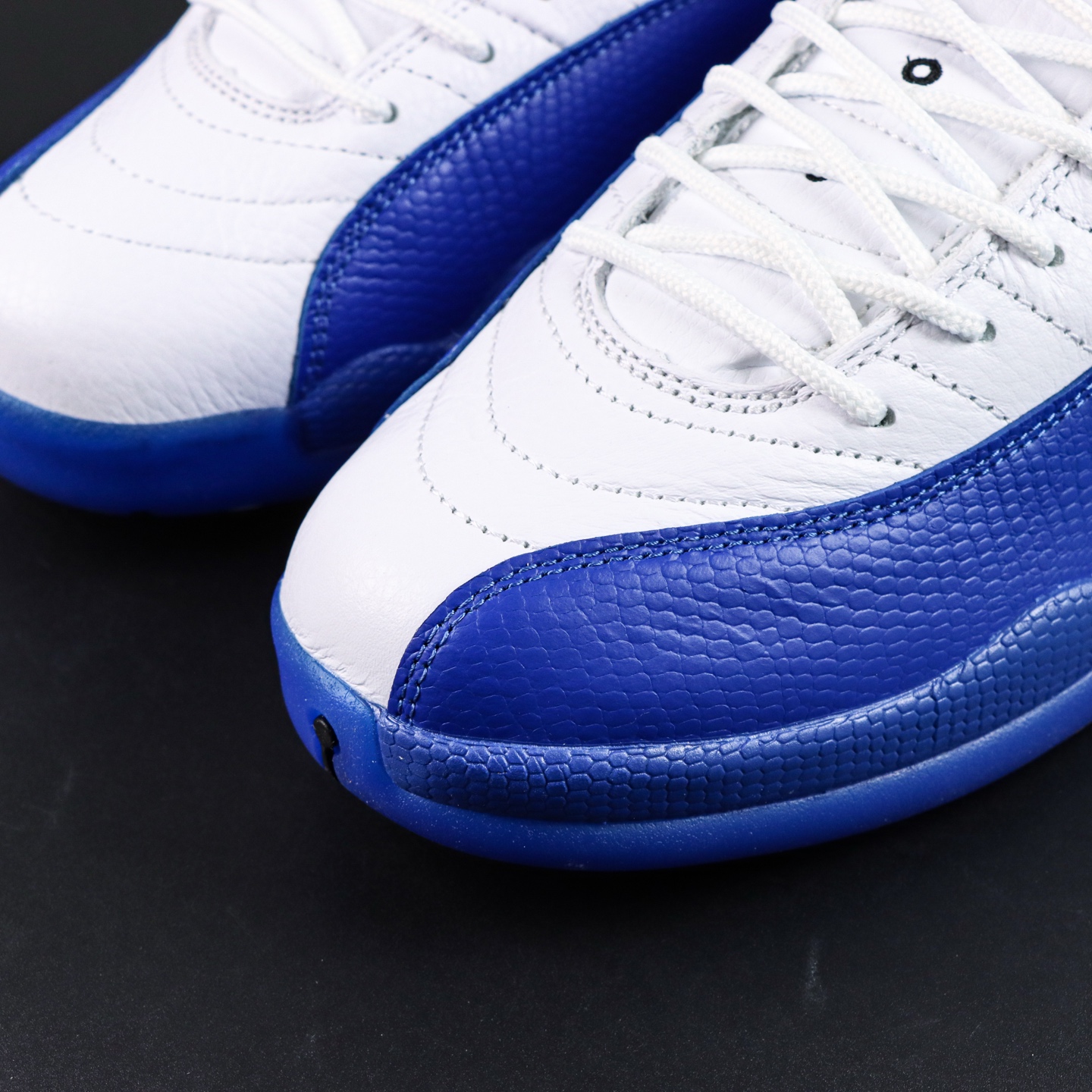 
Air Jordan 12 白黑蓝
AJ12白黑蓝 外贸纯原订单‼
S2纯原生产线出品
原楦原纸板开发