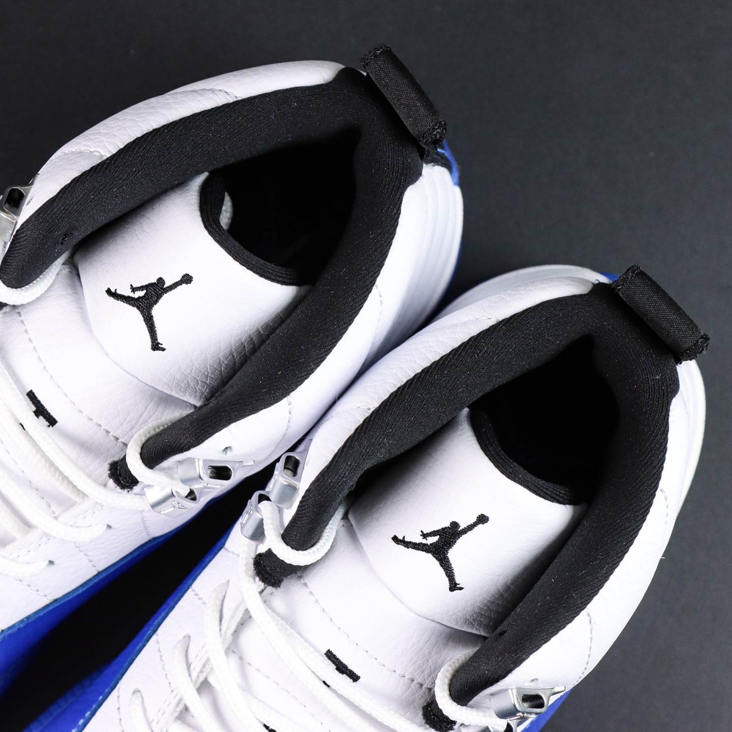 
Air Jordan 12 白黑蓝
AJ12白黑蓝 外贸纯原订单‼
S2纯原生产线出品
原楦原纸板开发