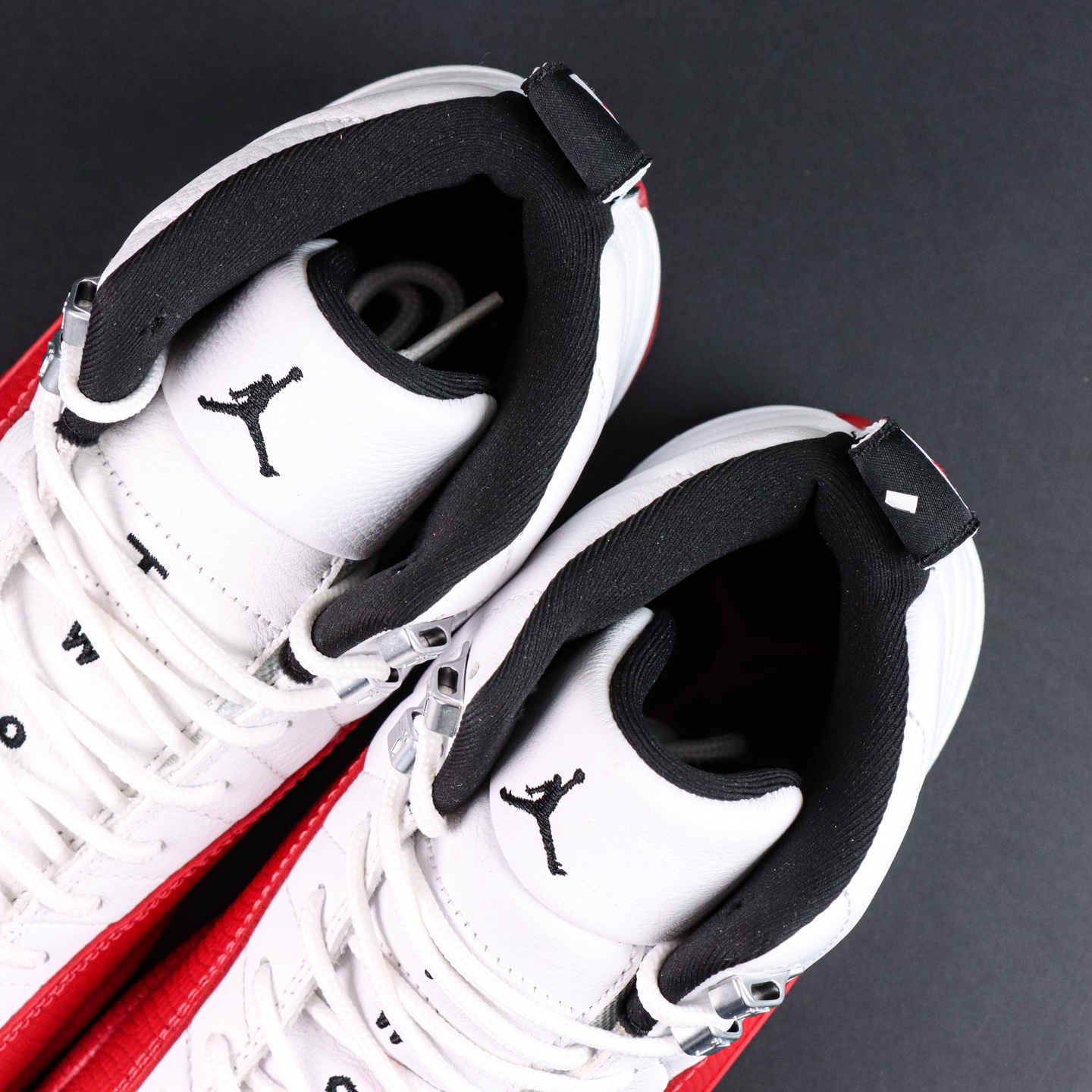 
Air Jordan 12 白黑红
AJ12白黑红 外贸纯原订单‼
S2纯原生产线出品
原楦原纸板开发