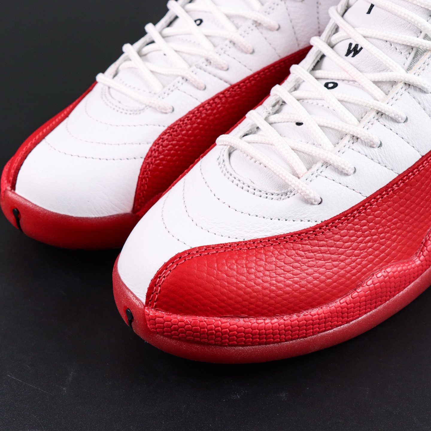 
Air Jordan 12 白黑红
AJ12白黑红 外贸纯原订单‼
S2纯原生产线出品
原楦原纸板开发