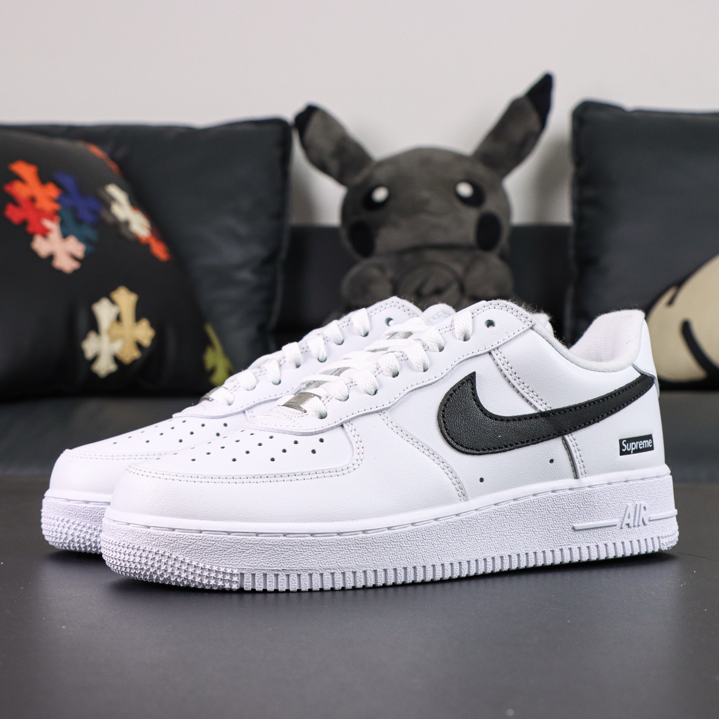 支持代发 Supreme x Nike Air Force 1 box logo 时尚 低帮 板鞋 男女同款 白色 大厂纯原生产线出品 原楦头原纸板 打造纯正空军版型 专注外贸渠道 全掌内置蜂窝气垫 原盒配件 原厂中底钢印、拉帮完美 在球鞋的世界里,Air Force 1 是无可替代的经典,而当它与 Supreme 这样街头文化的象征相遇,更是创造出了一款独具魅力的潮流单品.Supreme x Nike Air Force 1 Black,这款联名鞋不仅继承了 AF1 一贯的设计精髓,也完美融入了 Supreme 独特的街头气质. 全白的配色设计,让这双鞋看起来极具低调奢华感.鞋面采用高品质的皮革,光泽感十足,既能应对日常穿搭的各种需求,又能在街头中展现出强烈的存在感.经典的 Air Force 1 轮廓与设计,搭配上鞋侧的 红色 Supreme 刺绣标志,让这双鞋在简约的黑色基础上,又添上一丝强烈的视觉冲击力,完美平衡了时尚感与街头感. 不仅如此,鞋身的设计沿用了 AF1 一贯的舒适与功能性,鞋底的气垫带来卓越的舒适性与支撑感,使得这双鞋无论是日常穿着还是走在街头,都能提供极佳的舒适体验.外底的经典纹路,更是保证了防滑与耐用性,适合各种场合穿搭. 货号:CU9225-102