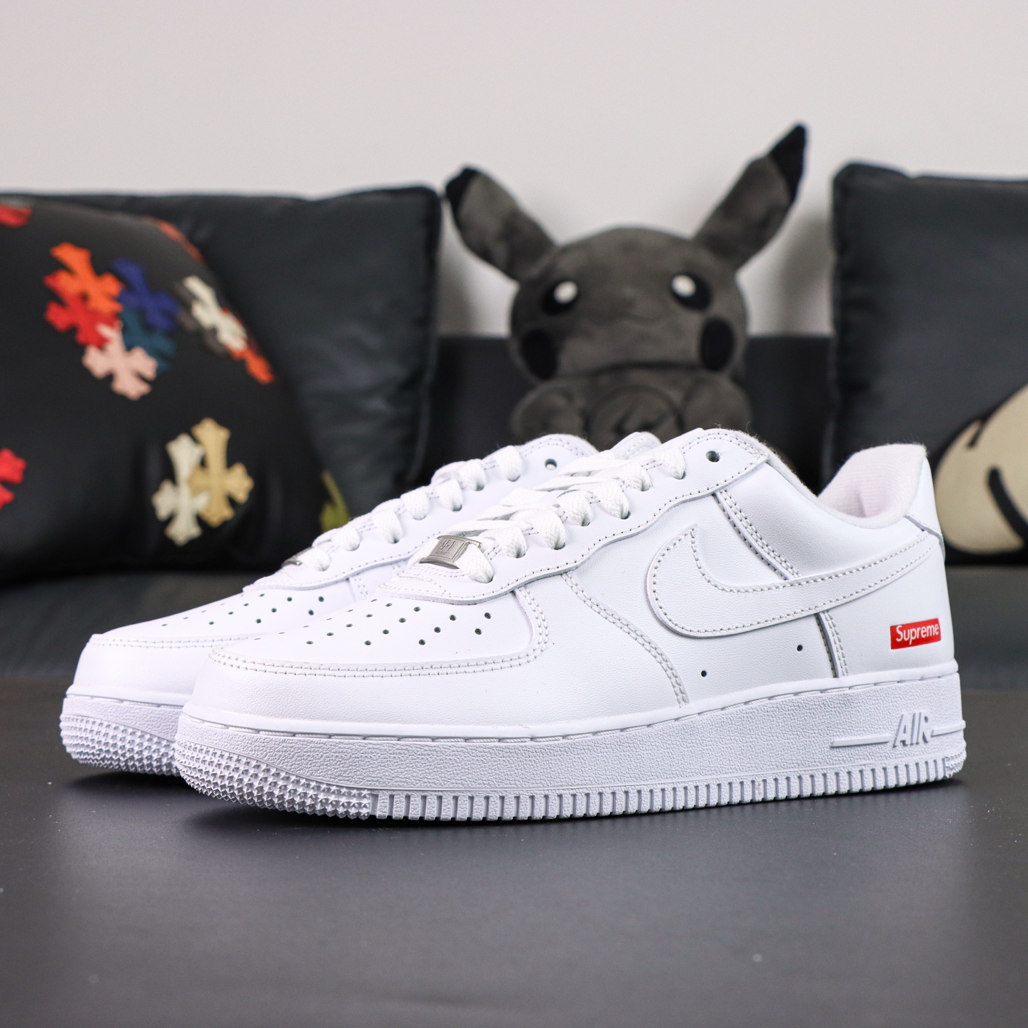 支持代发 Supreme x Nike Air Force 1 box logo 时尚 低帮 板鞋 男女同款 白色 大厂纯原生产线出品 原楦头原纸板 打造纯正空军版型 专注外贸渠道 全掌内置蜂窝气垫 原盒配件 原厂中底钢印、拉帮完美 在球鞋的世界里,Air Force 1 是无可替代的经典,而当它与 Supreme 这样街头文化的象征相遇,更是创造出了一款独具魅力的潮流单品.Supreme x Nike Air Force 1 Black,这款联名鞋不仅继承了 AF1 一贯的设计精髓,也完美融入了 Supreme 独特的街头气质. 全白的配色设计,让这双鞋看起来极具低调奢华感.鞋面采用高品质的皮革,光泽感十足,既能应对日常穿搭的各种需求,又能在街头中展现出强烈的存在感.经典的 Air Force 1 轮廓与设计,搭配上鞋侧的 红色 Supreme 刺绣标志,让这双鞋在简约的白色基础上,又添上一丝强烈的视觉冲击力,完美平衡了时尚感与街头感. 不仅如此,鞋身的设计沿用了 AF1 一贯的舒适与功能性,鞋底的气垫带来卓越的舒适性与支撑感,使得这双鞋无论是日常穿着还是走在街头,都能提供极佳的舒适体验.外底的经典纹路,更是保证了防滑与耐用性,适合各种场合穿搭. 货号:CU9225-100