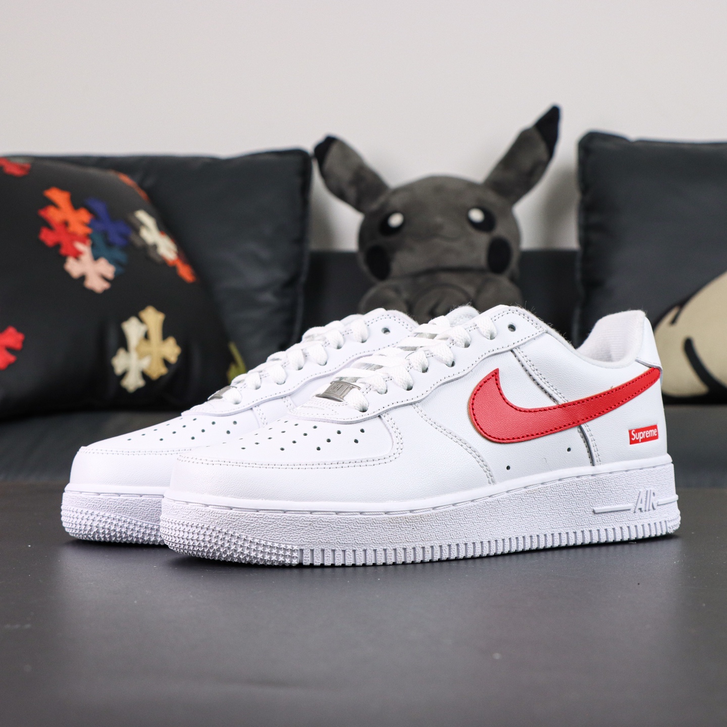 💰P180 支持代发 
中国限定Supreme x Nike Air Force 1 时尚 低帮 板鞋 男女同款 白红
大厂纯原生产线出品
原楦头原纸板 打造纯正空军版型
专注外贸渠道 全掌内置蜂窝气垫 
原盒配件 原厂中底钢印、拉帮完美
在球鞋的世界里，Air Force 1 是无可替代的经典，而当它与 Supreme 这样街头文化的象征相遇，更是创造出了一款独具魅力的潮流单品。Supreme x Nike Air Force 1 Black，这款联名鞋不仅继承了 AF1 一贯的设计精髓，也完美融入了 Supreme 独特的街头气质。
全白的配色设计，让这双鞋看起来极具低调奢华感。鞋面采用高品质的皮革，光泽感十足，既能应对日常穿搭的各种需求，又能在街头中展现出强烈的存在感。经典的 Air Force 1 轮廓与设计，搭配上鞋侧的 红色 Supreme 刺绣标志，让这双鞋在简约的白色基础上，又添上一丝强烈的视觉冲击力，完美平衡了时尚感与街头感。
不仅如此，鞋身的设计沿用了 AF1 一贯的舒适与功能性，鞋底的气垫带来卓越的舒适性与支撑感，使得这双鞋无论是日常穿着还是走在街头，都能提供极佳的舒适体验。外底的经典纹路，更是保证了防滑与耐用性，适合各种场合穿搭。
货号：CU9225-101
尺码：35.5 36 36.5 37.5 38 38.5 39 40 40.5 41 42 42.5 43 44 44.5 45 46 47.5 48.5