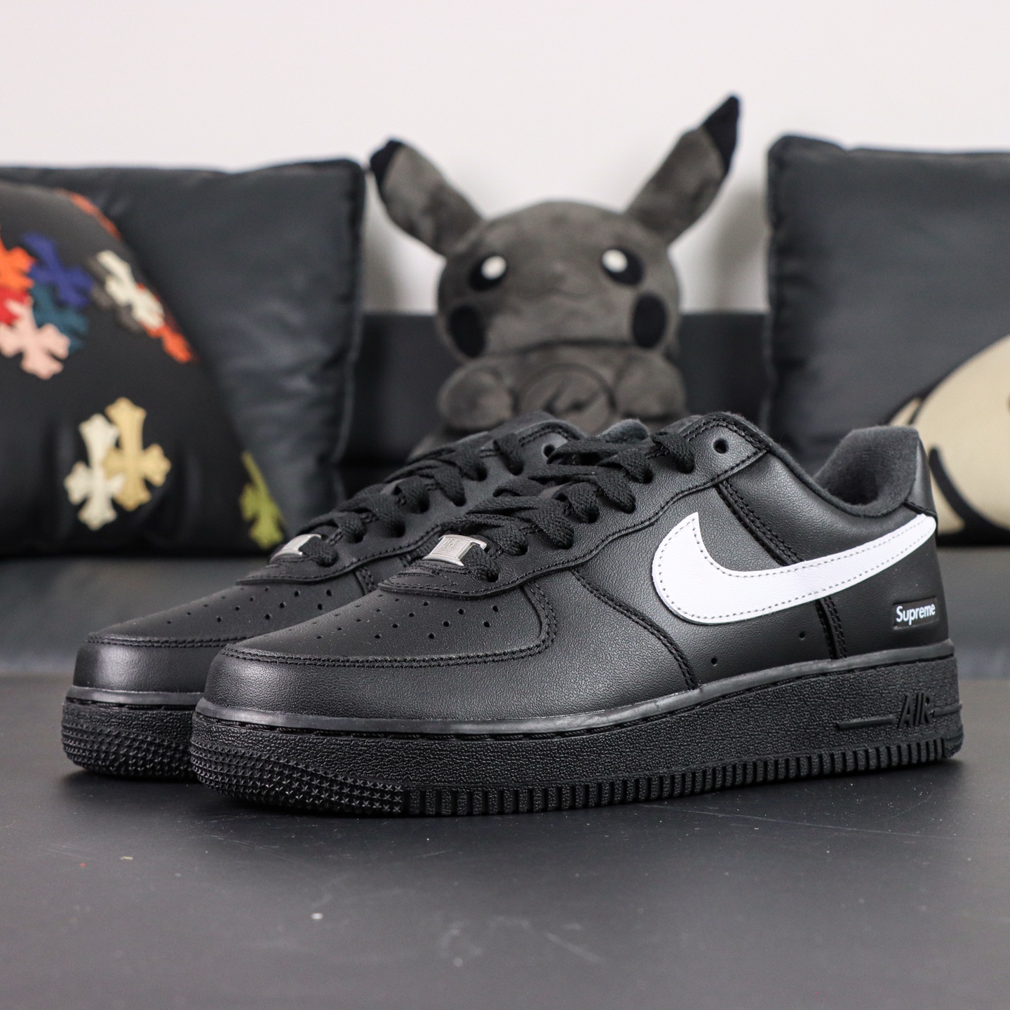 支持代发 Supreme x Nike Air Force 1 Low SP 时尚百搭 防滑耐磨 低帮 板鞋 男女同款 黑色 大厂纯原生产线出品 原楦头原纸板 打造纯正空军版型 专注外贸渠道 全掌内置蜂窝气垫 原盒配件 原厂中底钢印、拉帮完美 在球鞋的世界里,Air Force 1 是无可替代的经典,而当它与 Supreme 这样街头文化的象征相遇,更是创造出了一款独具魅力的潮流单品.Supreme x Nike Air Force 1 Black,这款联名鞋不仅继承了 AF1 一贯的设计精髓,也完美融入了 Supreme 独特的街头气质. 全黑的配色设计,让这双鞋看起来极具低调奢华感.鞋面采用高品质的皮革,光泽感十足,既能应对日常穿搭的各种需求,又能在街头中展现出强烈的存在感.经典的 Air Force 1 轮廓与设计,搭配上鞋侧的 红色 Supreme 刺绣标志,让这双鞋在简约的黑色基础上,又添上一丝强烈的视觉冲击力,完美平衡了时尚感与街头感. 不仅如此,鞋身的设计沿用了 AF1 一贯的舒适与功能性,鞋底的气垫带来卓越的舒适性与支撑感,使得这双鞋无论是日常穿着还是走在街头,都能提供极佳的舒适体验.外底的经典纹路,更是保证了防滑与耐用性,适合各种场合穿搭. 货号:CU9225-001