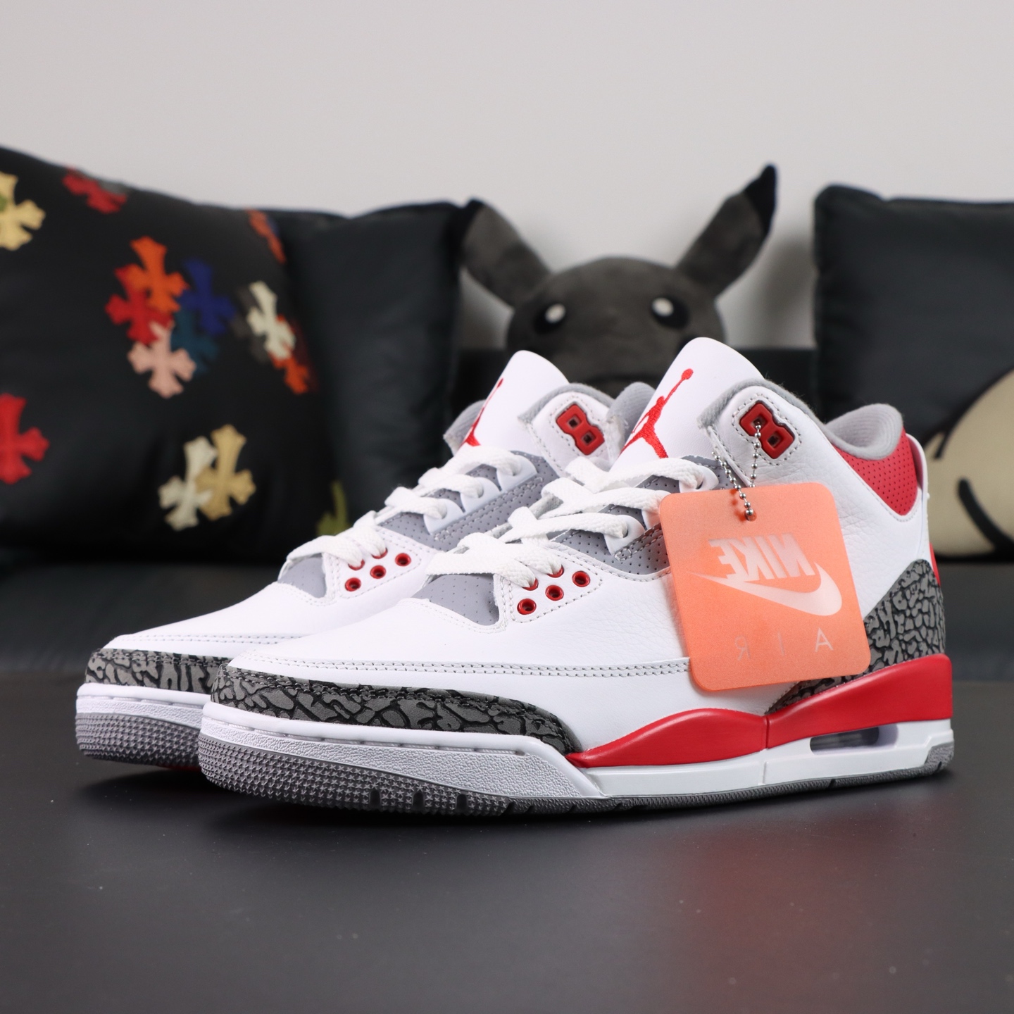 💰P440 支持代发
Air Jordan AJ3 Retro 白红
RN纯原生产线出品
全套原纸板楦头开发 原厂大底磨具加持立体防滑纹理 原装可视Air Sole气垫 原汁原味最完美的三代版型 
正确鞋头趴度弧度高度鞋身腰线 原厂TPU后跟饰片 正确内里反口里网布 皮料菱角分明不变形无多余毛边 
正确手工大底描漆拉丝 原厂鞋扣模具 原厂织唛标 原厂飞人电绣工艺
货号：DN3707-160
尺码：40 40.5 41 42 42.5 43 44 44.5 45 45.5 46 47.5 48.5