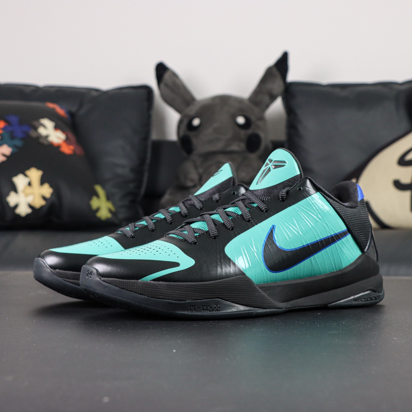 支持代发 Nike Zoom Kobe 5 PROTRO EYBL P 蒂芙尼黑绿色 S2纯原生产线 科比五代黑绿 #Zoom Turbo气垫➕后掌EVA缓震 实战配置直接拉满 #原楦纸板开发 鞋身流线型、后跟塑形,区分土肥圆 #原档数据3D打印 鞋面细节匹配原版 #全身鞋材卡料色独家定制 唯一正确喷漆SWOOSH #NK专利Flyknit飞线科技,给予鞋身足够抗扭矩力 #真实底模最大48.5 实战利器 专供海外市场 (脚宽、脚胖 建议买大半码)