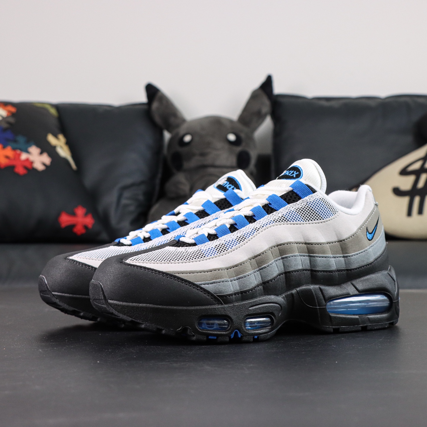 支持代发 Nike Air Max 95 OG Blue Spark 灰黑蓝 GX纯原生产线出品 Air Max 95就是源于设计师塞吉奥·罗扎诺的构想 Nike Air Max 95的设计灵感源于人体构造 中底设计基于人体的脊柱构造 是整体设计的核心 尼龙孔眼代表了肋骨 而分层式面板和网眼象征着肌肉纤维和肉体组织 Air Max95采用了两个独立的吹塑成型的Air-Sole单元 并首次在前掌使用可视化气垫设计 Swoosh logo被当作一个标点符号放在了鞋子的后帮位置