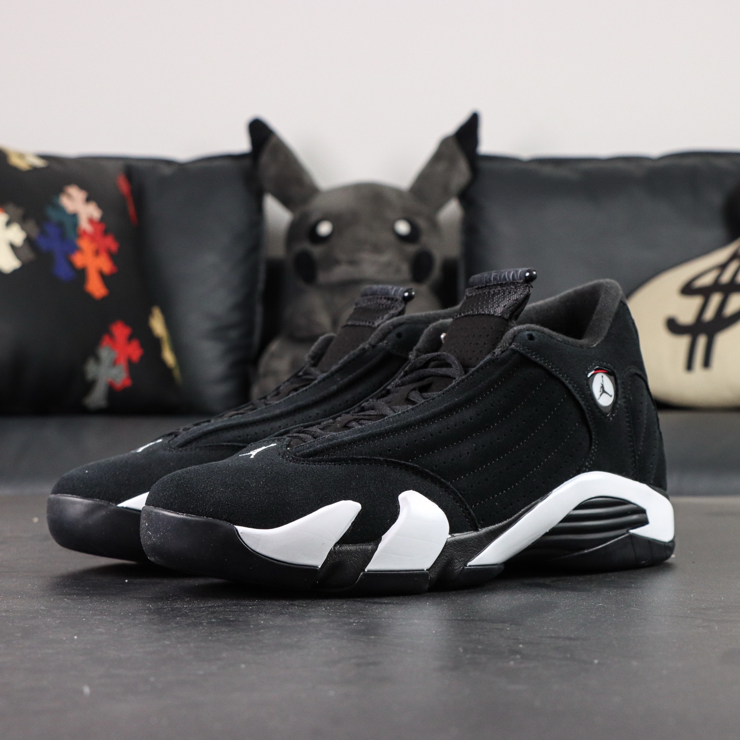 支持代发 Jordan Air Jordan 14 "Bred"黑白 S2纯原生产线出品 原楦原档案数据开模打造 原厂中底拉帮钢印 原盒原配 很多人对Jordan正代印象可能都会停在13代以前,但是14代这一鞋型绝对是正代里超级有代表性的一代. 1998年6月14日NBA总决赛第6场,比赛临近尾声,爵士以微弱的优势领先于公牛,一切都预示着乔丹将要迎来自己职业生涯的第一次抢七,数秒之间,乔丹完成一次抢断接一记犀利的中投绝杀比赛,以大比分4-2击败爵士,获得了自己的第六个总冠军,这就是著名的“The Last Shot”,他脚上穿着第一次出现在大众面前的AJ14. AJ14由设计师Tinker和Mark Smith共同设计,以乔丹爱车法拉利550M为原型,鞋面采用单层皮质,鞋头侧面鲨鱼牙齿(Shark teeth)泡棉设计还原汽车侧面进气格栅,增加鞋身稳定性,鞋帮左右不对称设计增加贴合度,盾型飞人Logo使人浮想联翩,延续了前代快速系带系统的使用,后跟鞋帮上翻形似轮胎,加上两侧泡棉延伸,视觉上营造一种超跑尾部之感,中底大面积硬质材料上翻,使用金属质感喷漆,代表发动机引擎盖,底部侧面透气孔模仿汽车散热设计,中底采用前后分离Zoom,前掌为特殊的4气室气垫,后掌为马蹄形状气垫. 而且14代也是乔丹在公牛的最后一双签名鞋,这也成为了许多球迷心中的经典. 货号:487471-016